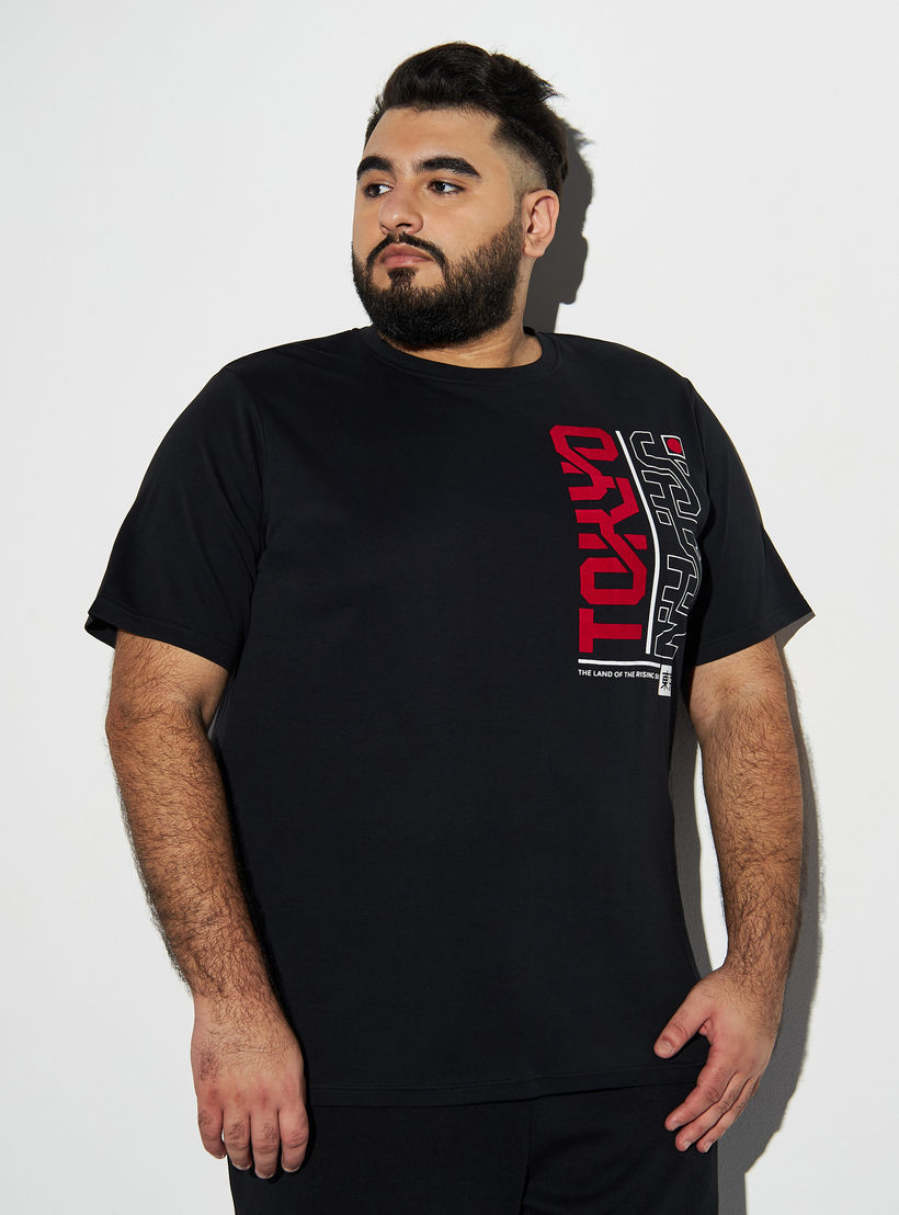 تيشيرت مقاس كبير بياقة ضيّقة وأكمام قصيرة وطبعات-men-clothing-tshirtsandpolos-tshirts-image-2