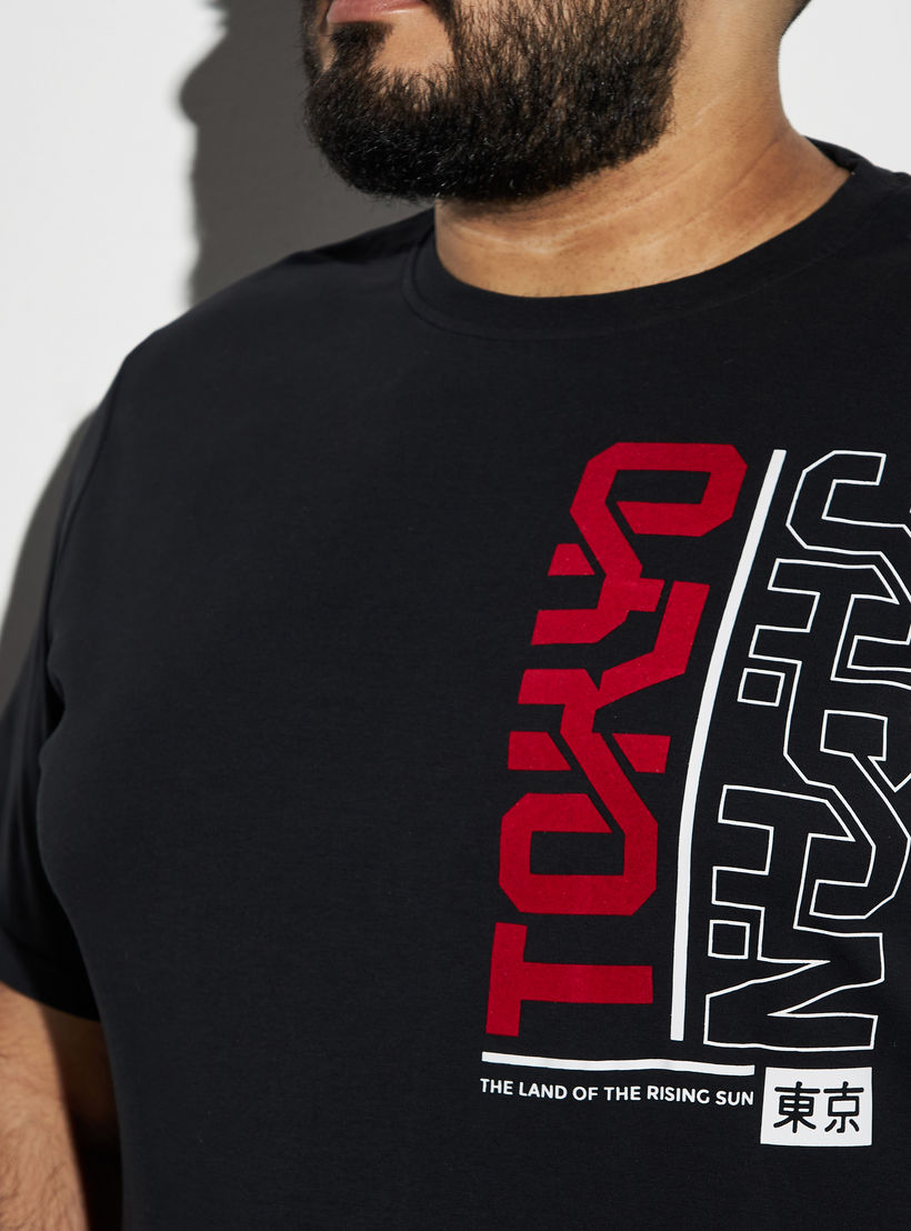 تيشيرت مقاس كبير بياقة ضيّقة وأكمام قصيرة وطبعات-men-clothing-tshirtsandpolos-tshirts-image-1
