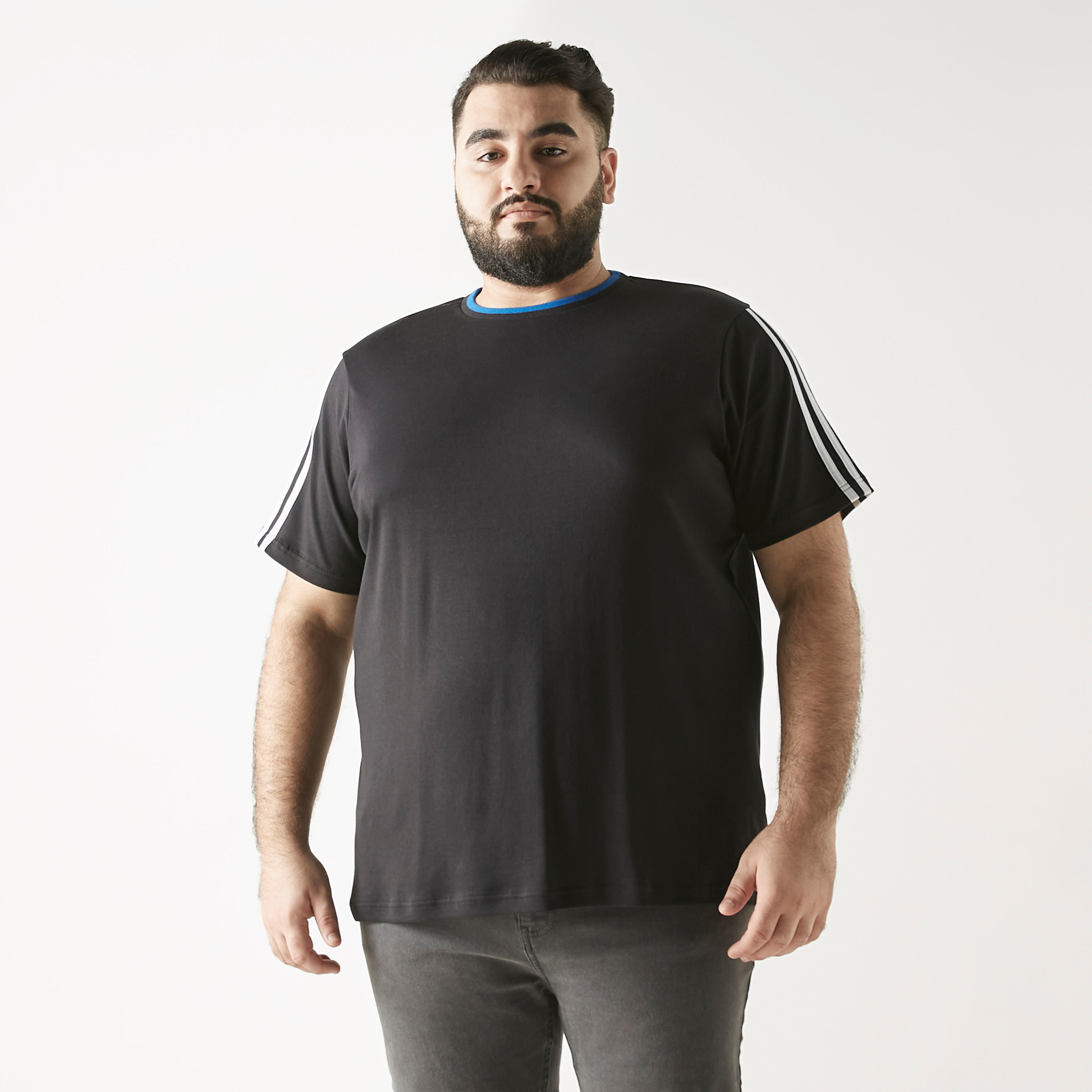 تيشيرت مقاس كبير مخطّط بياقة ضيّقة وأكمام قصيرة-men-clothing-tshirtsandpolos-tshirts-image-1