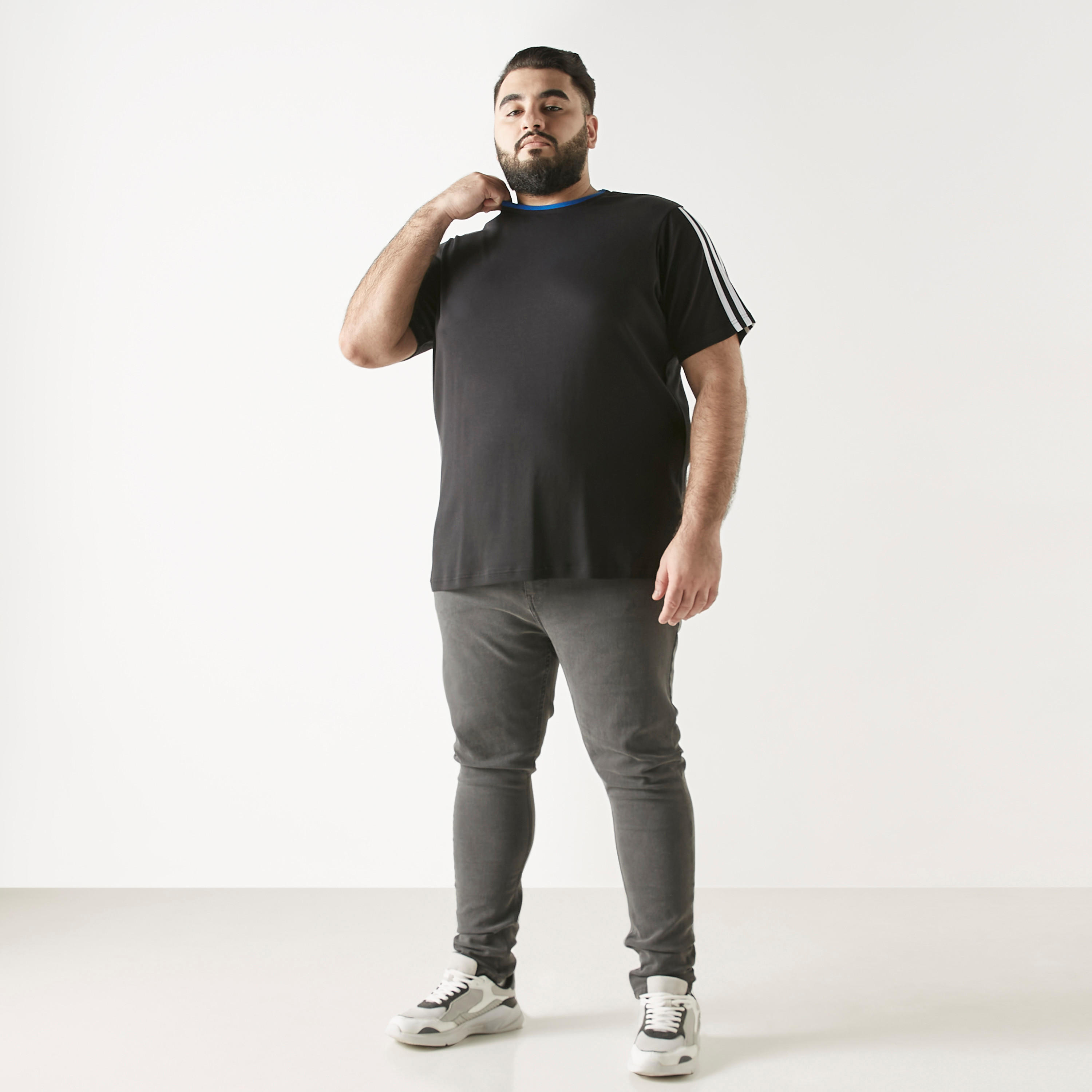 تيشيرت مقاس كبير مخطّط بياقة ضيّقة وأكمام قصيرة-men-clothing-tshirtsandpolos-tshirts-image-2