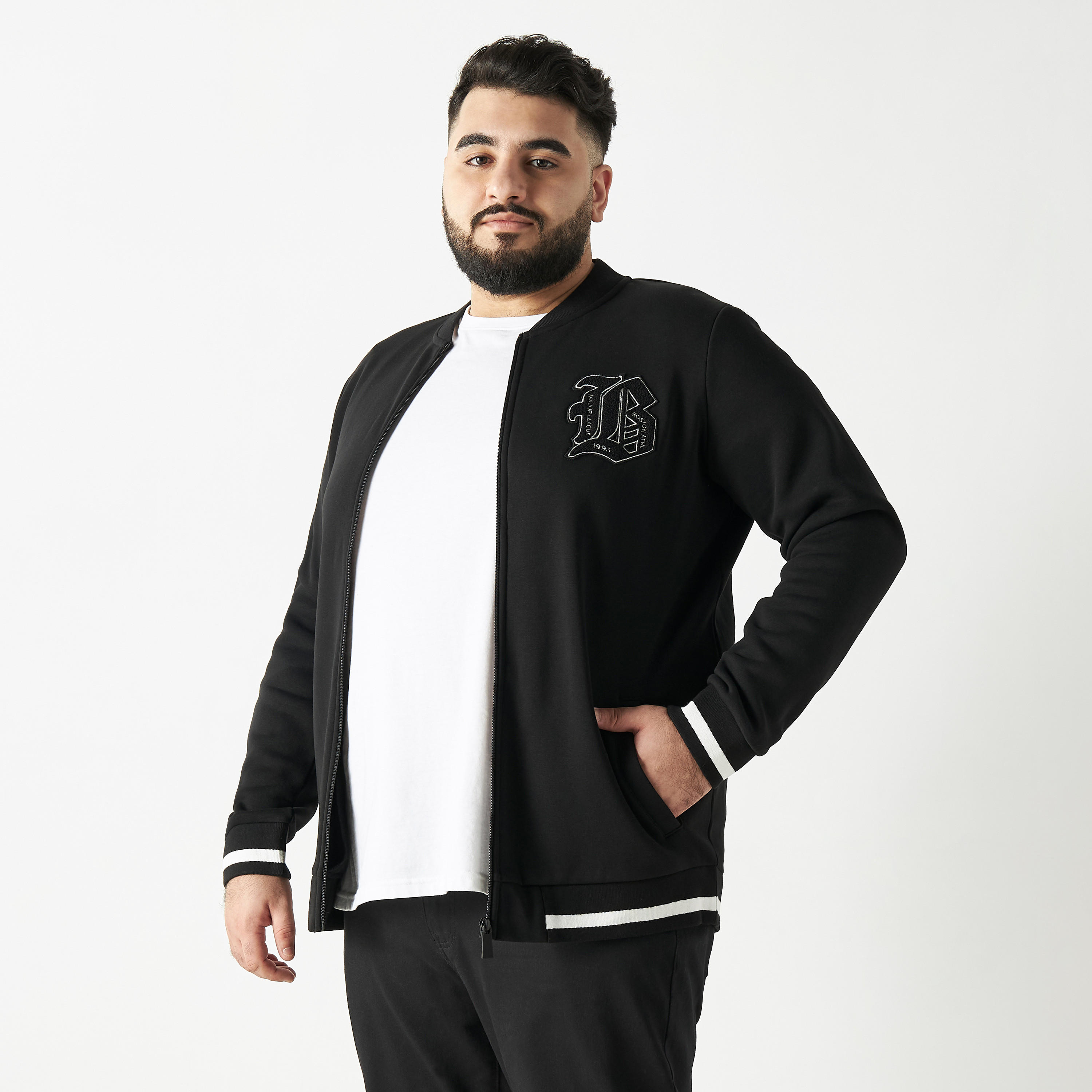 جاكيت مقاس كبير مزين بشعار بوسطن بجيوب وأكمام طويلة-men-clothing-jacketsandblazers-jackets-image-1