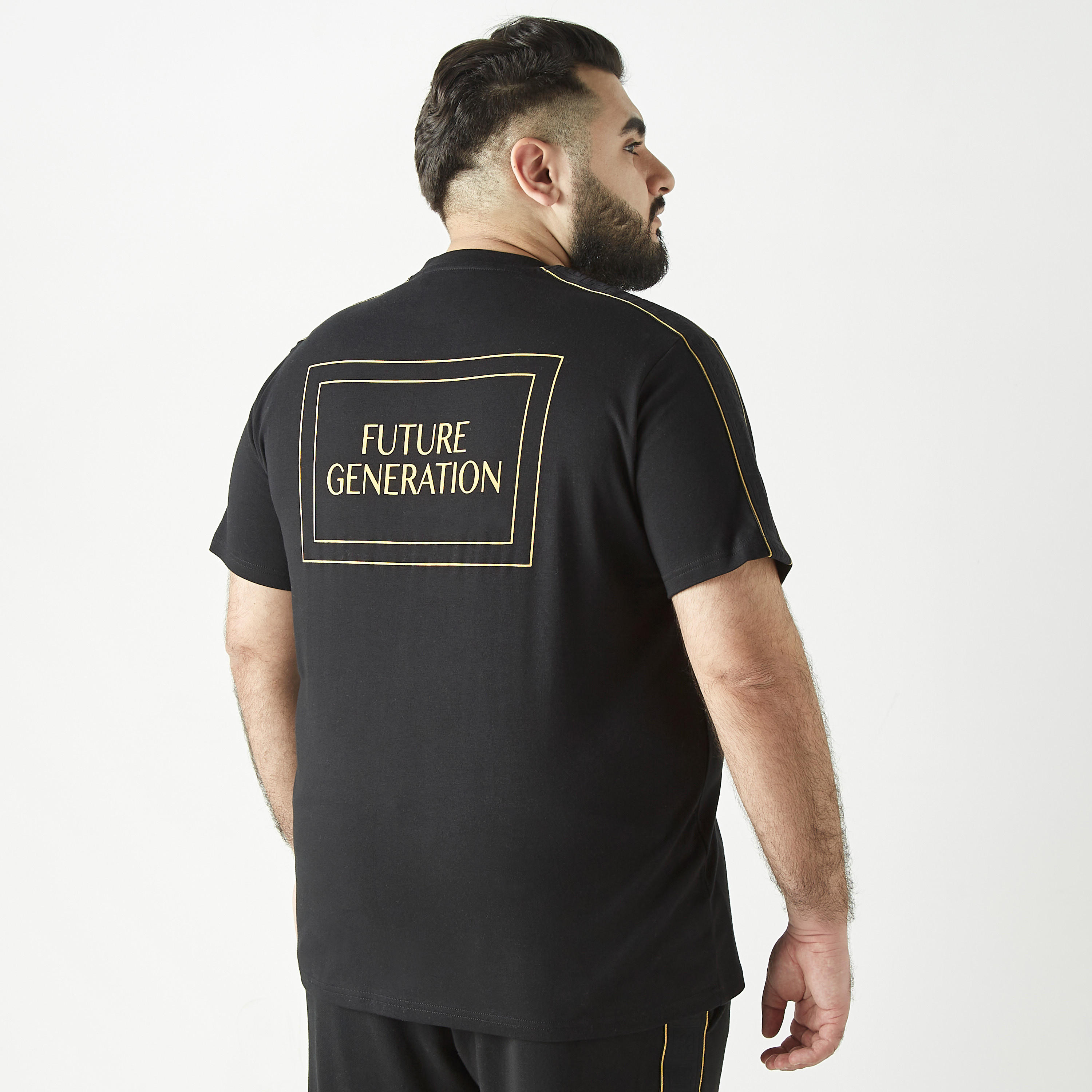 تيشيرت مقاس كبير مطرّز بياقة v وأكمام قصيرة-men-clothing-tshirtsandpolos-tshirts-image-1