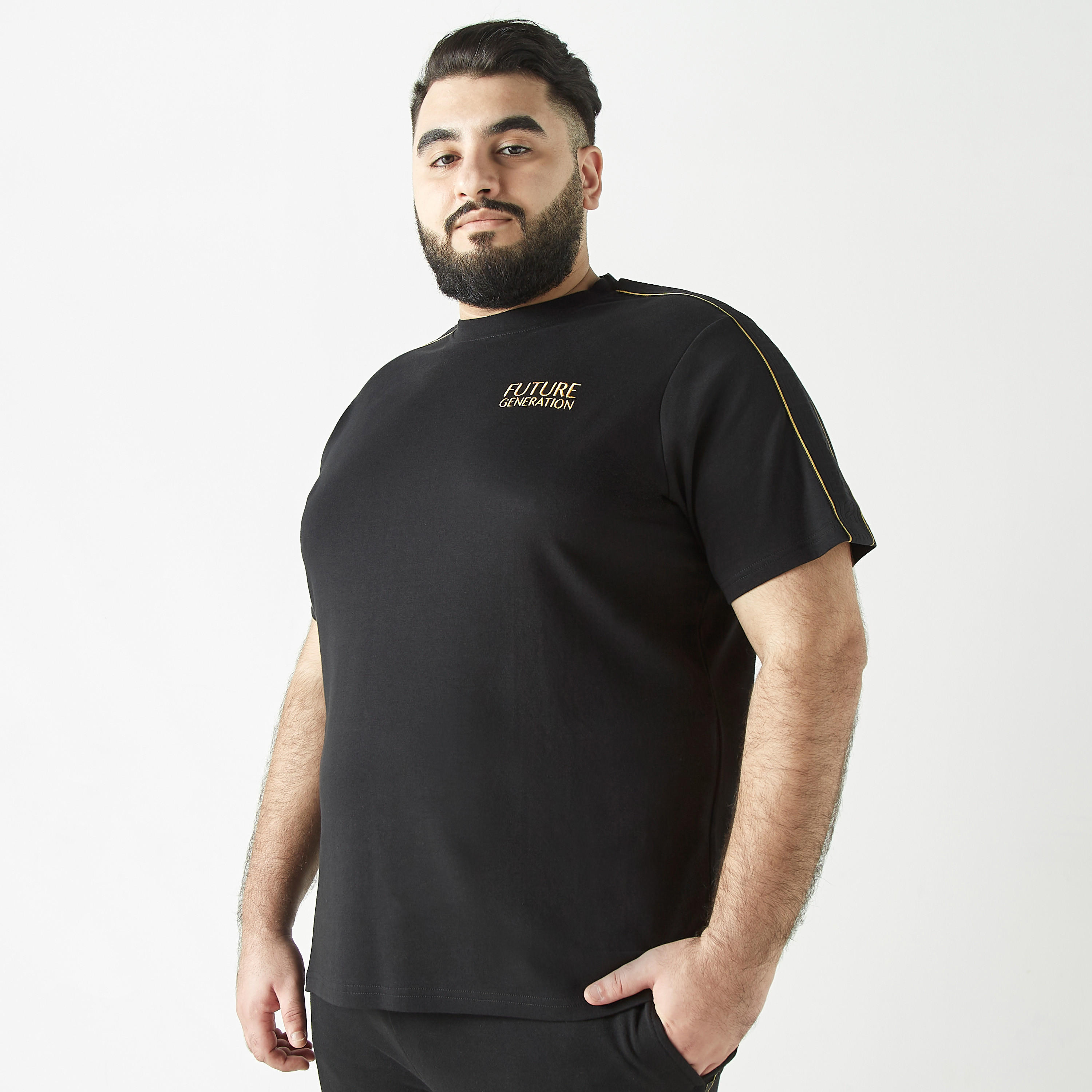 تيشيرت مقاس كبير مطرّز بياقة v وأكمام قصيرة-men-clothing-tshirtsandpolos-tshirts-image-3