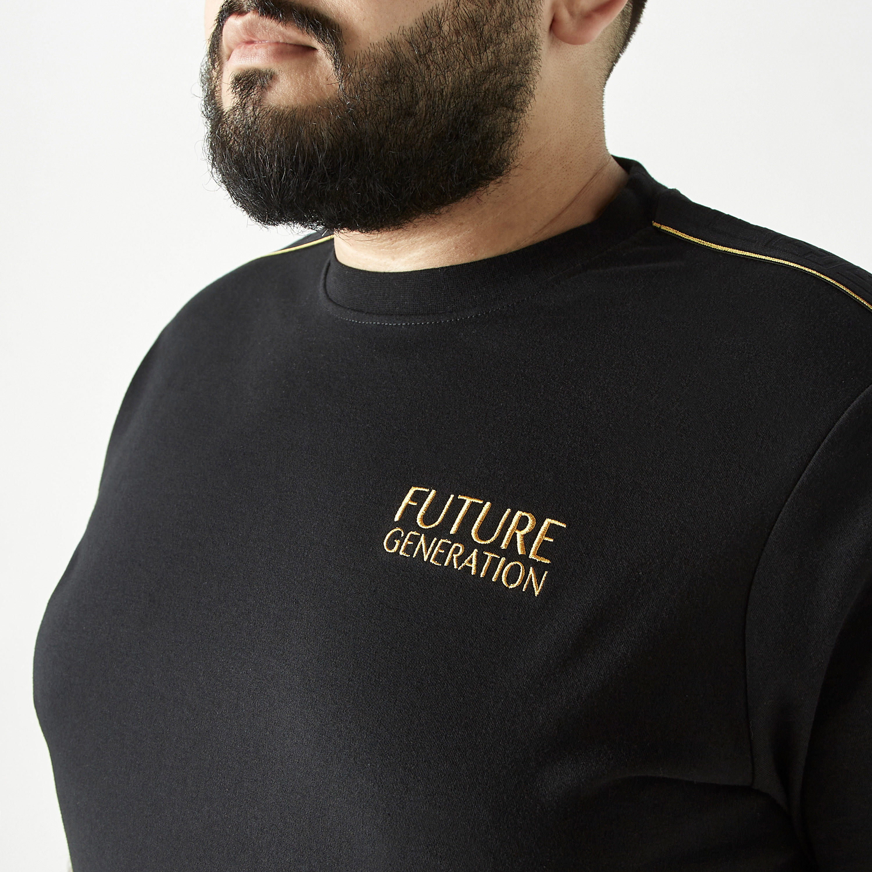 تيشيرت مقاس كبير مطرّز بياقة v وأكمام قصيرة-men-clothing-tshirtsandpolos-tshirts-image-4