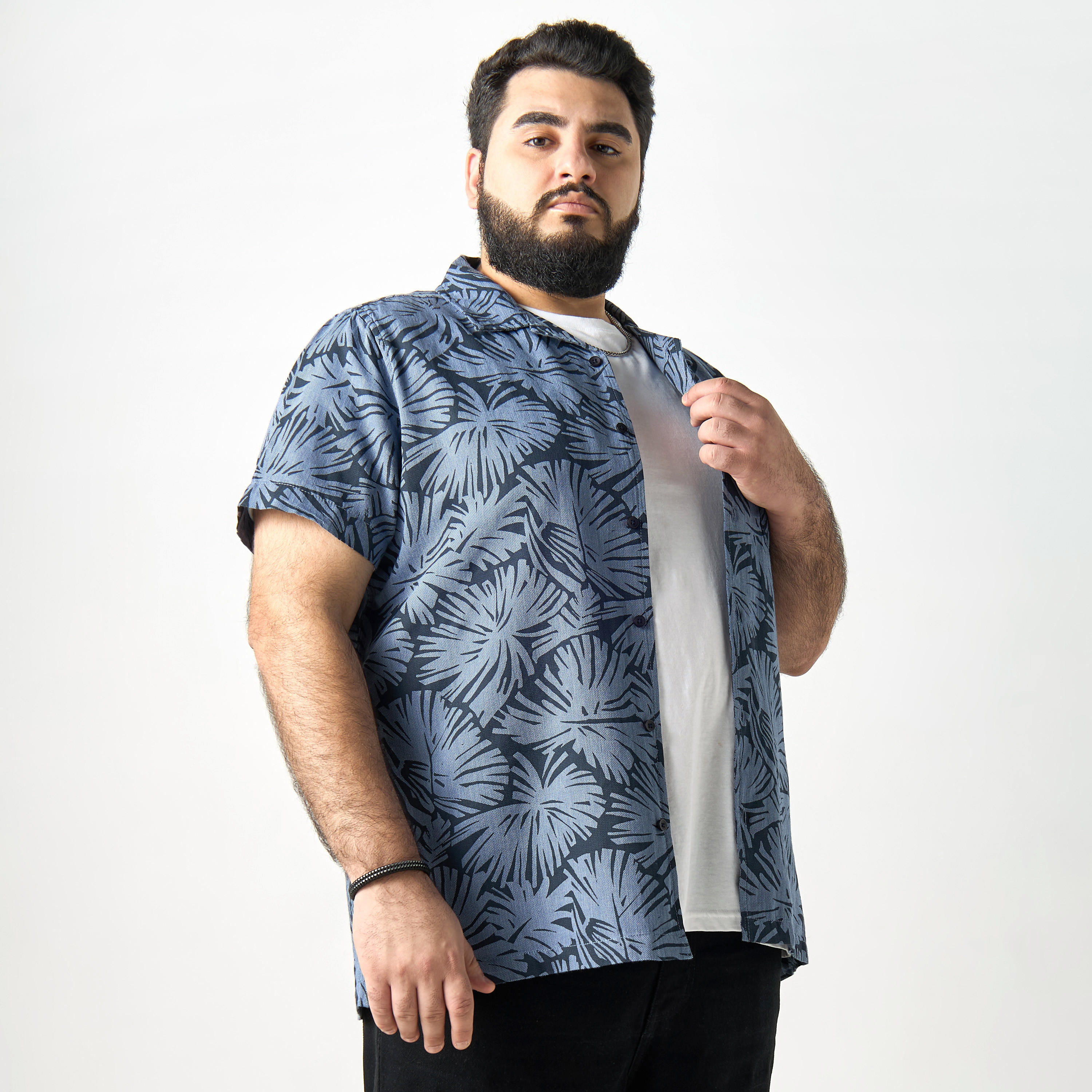 قميص مقاس كبير بطبعات ورقة شجر وأكمام قصيرة وأزرار إغلاق-men-clothing-shirts-image-1