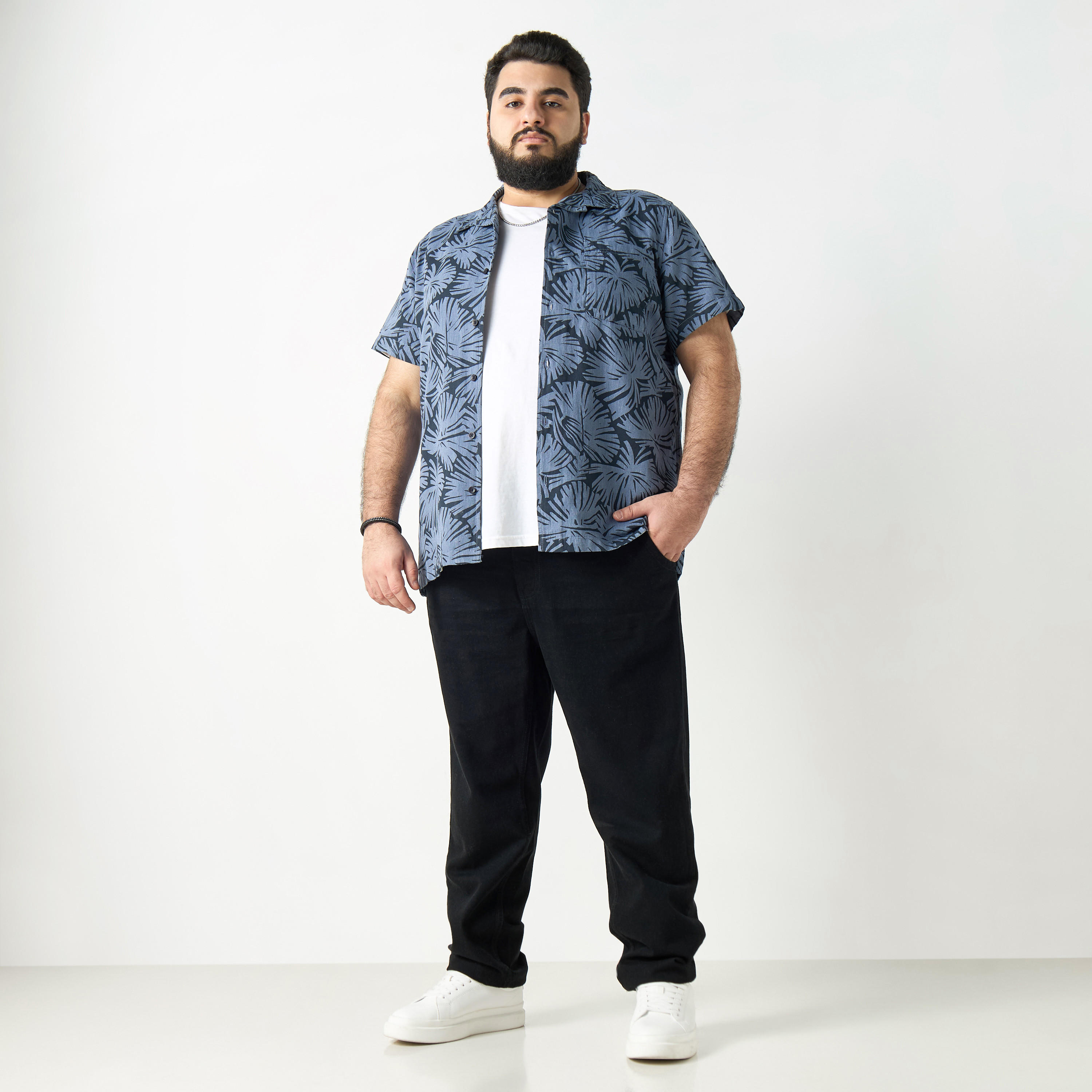 قميص مقاس كبير بطبعات ورقة شجر وأكمام قصيرة وأزرار إغلاق-men-clothing-shirts-image-2