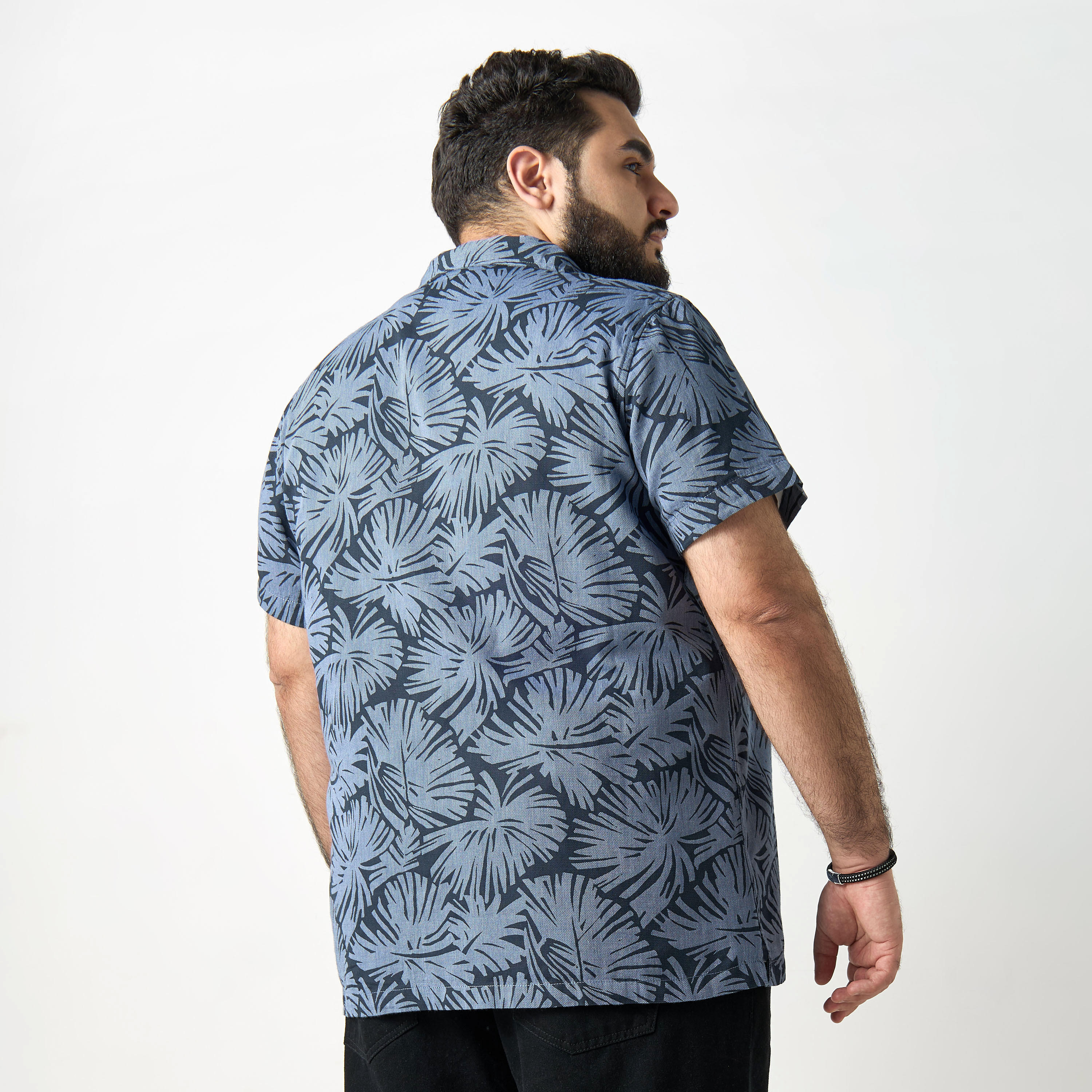 قميص مقاس كبير بطبعات ورقة شجر وأكمام قصيرة وأزرار إغلاق-men-clothing-shirts-image-3