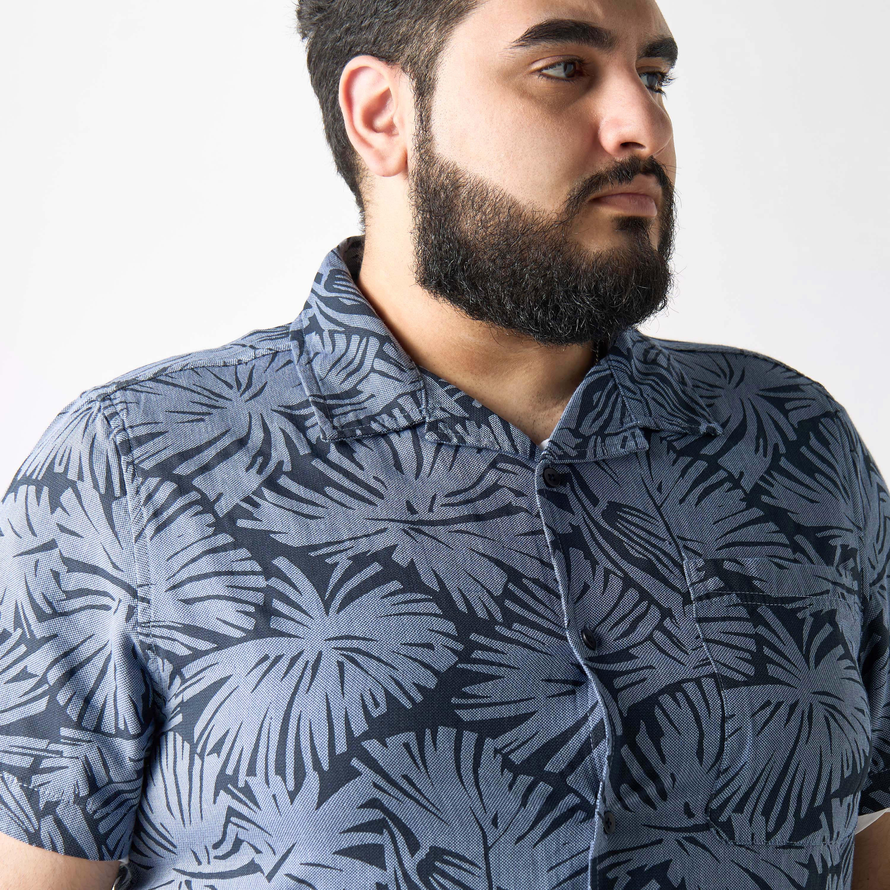 قميص مقاس كبير بطبعات ورقة شجر وأكمام قصيرة وأزرار إغلاق-men-clothing-shirts-image-4