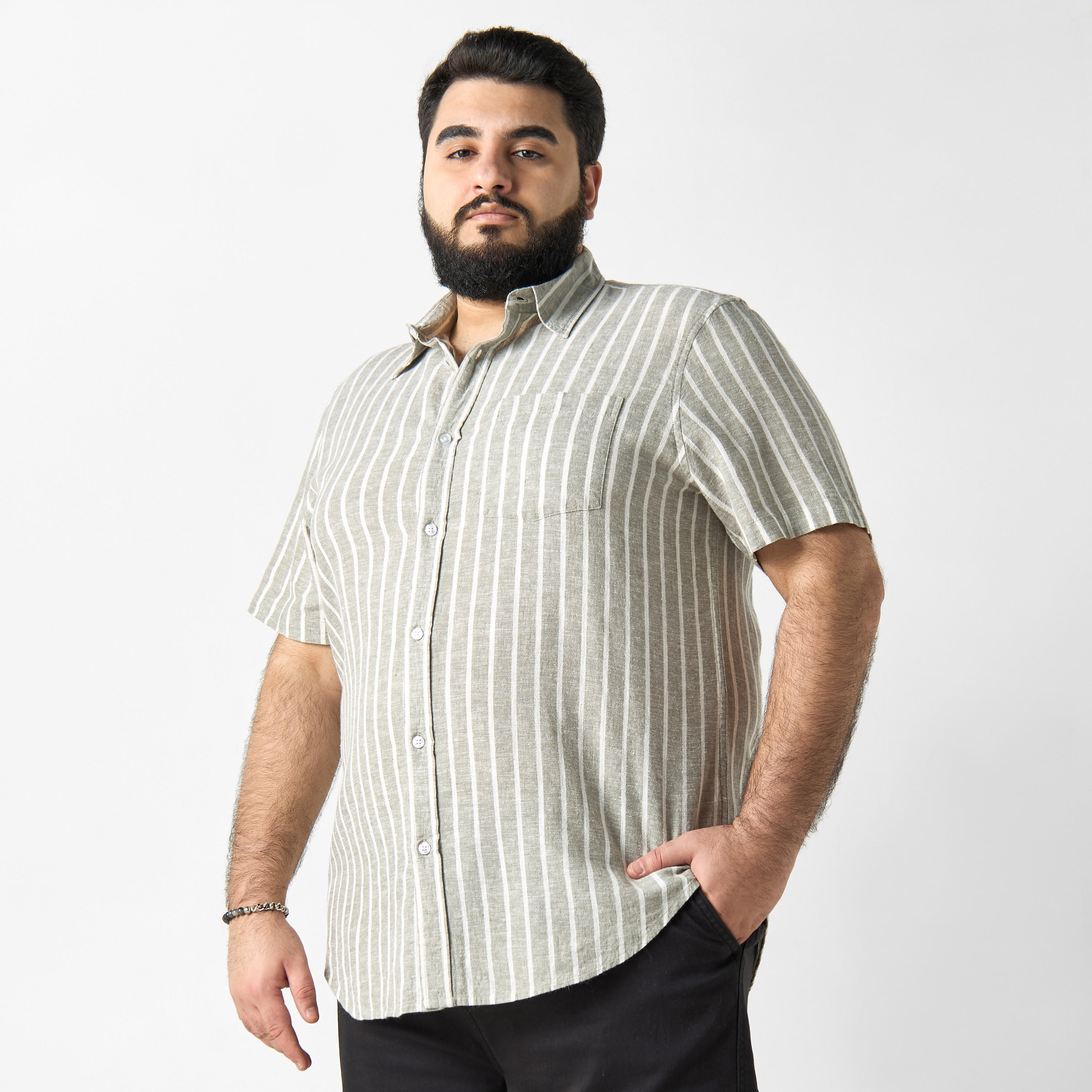قميص كتان مخطط بأكمام قصيرة مقاس كبير-men-clothing-shirts-image-1