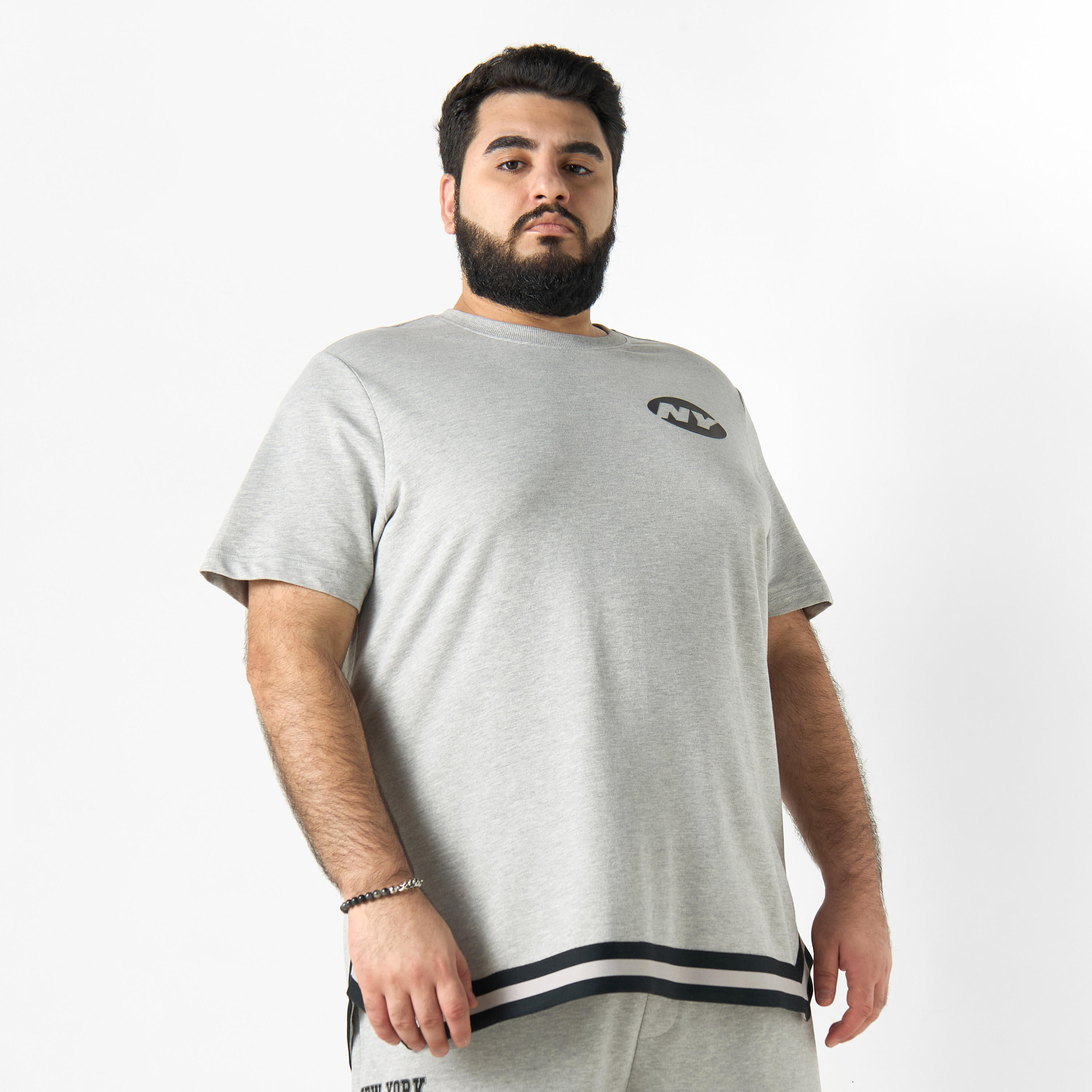 تيشيرت مقاس كبير بأكمام قصيرة وياقة ضيقة وطبعات-men-clothing-tshirtsandpolos-tshirts-image-2