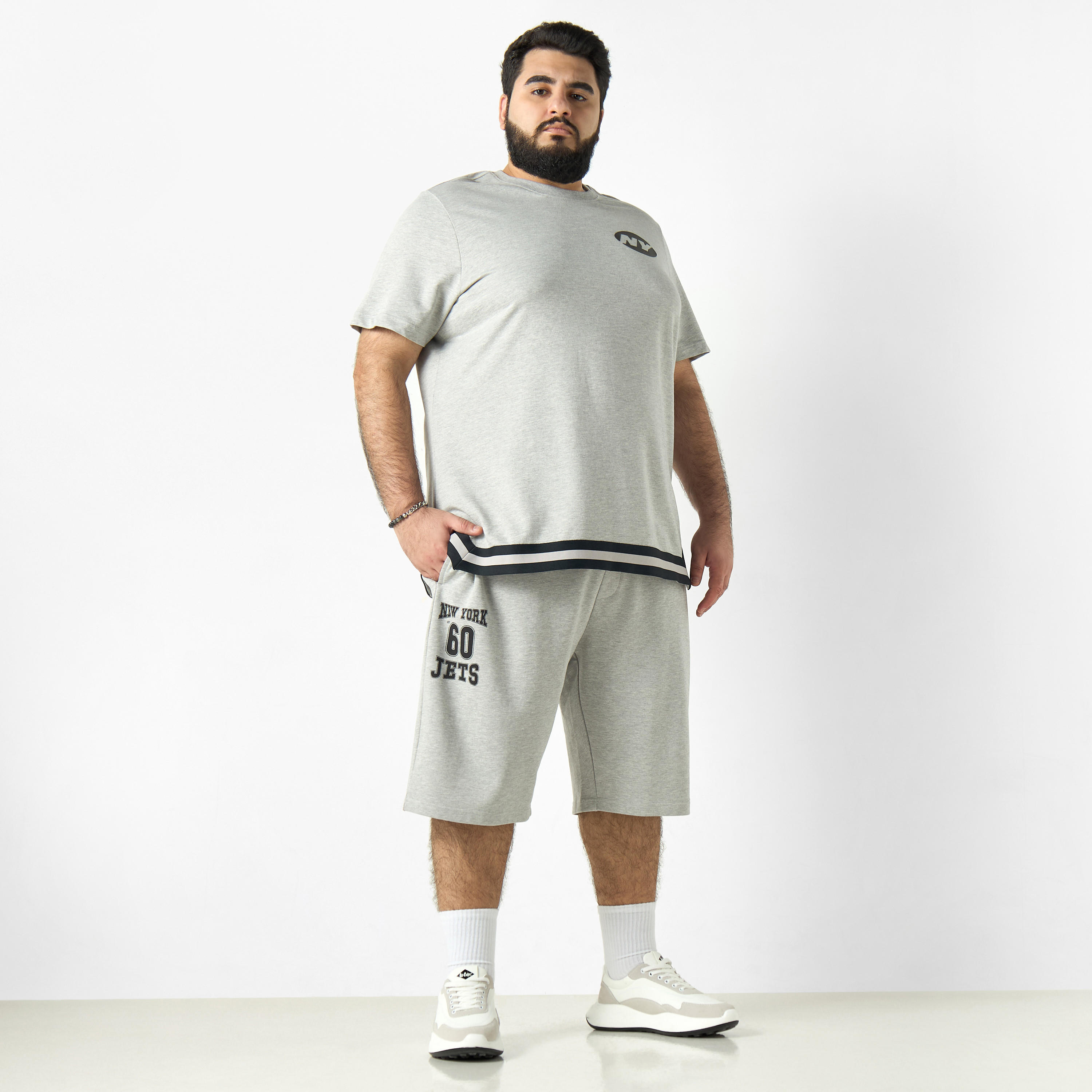 تيشيرت مقاس كبير بأكمام قصيرة وياقة ضيقة وطبعات-men-clothing-tshirtsandpolos-tshirts-image-3