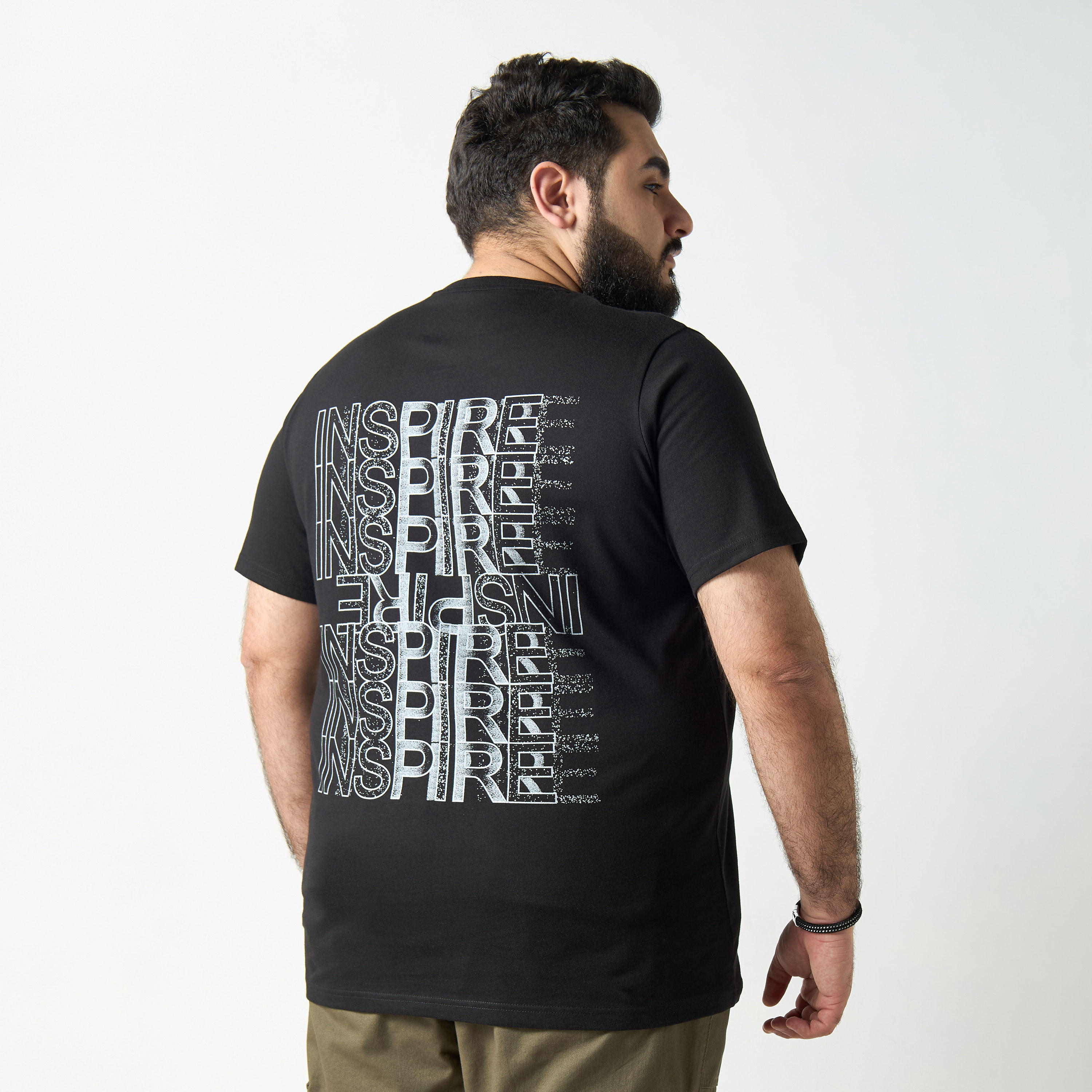 تيشيرت مقاس كبير بأكمام قصيرة وياقة ضيقة وطبعات تايبوجرافيك-men-clothing-tshirtsandpolos-tshirts-image-1