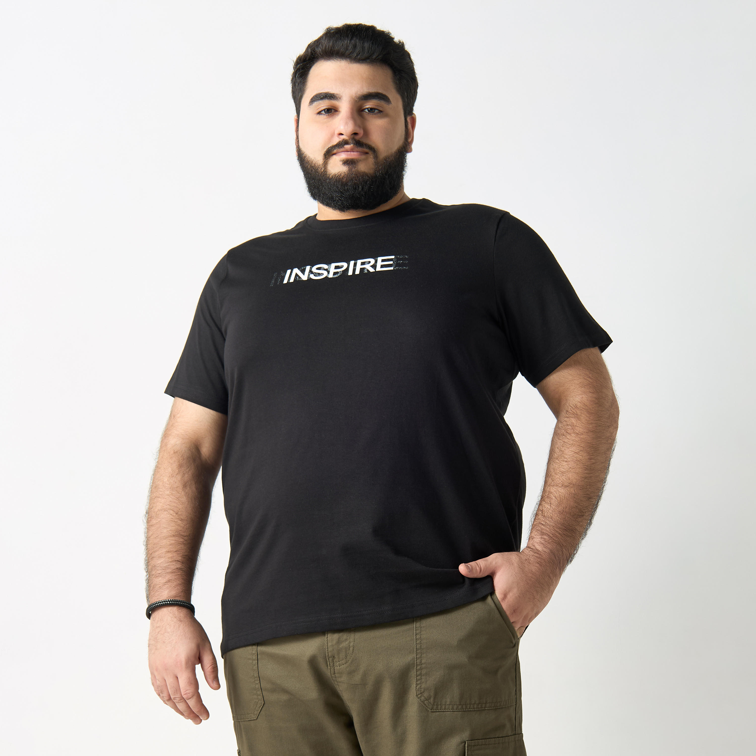 تيشيرت مقاس كبير بأكمام قصيرة وياقة ضيقة وطبعات تايبوجرافيك-men-clothing-tshirtsandpolos-tshirts-image-2