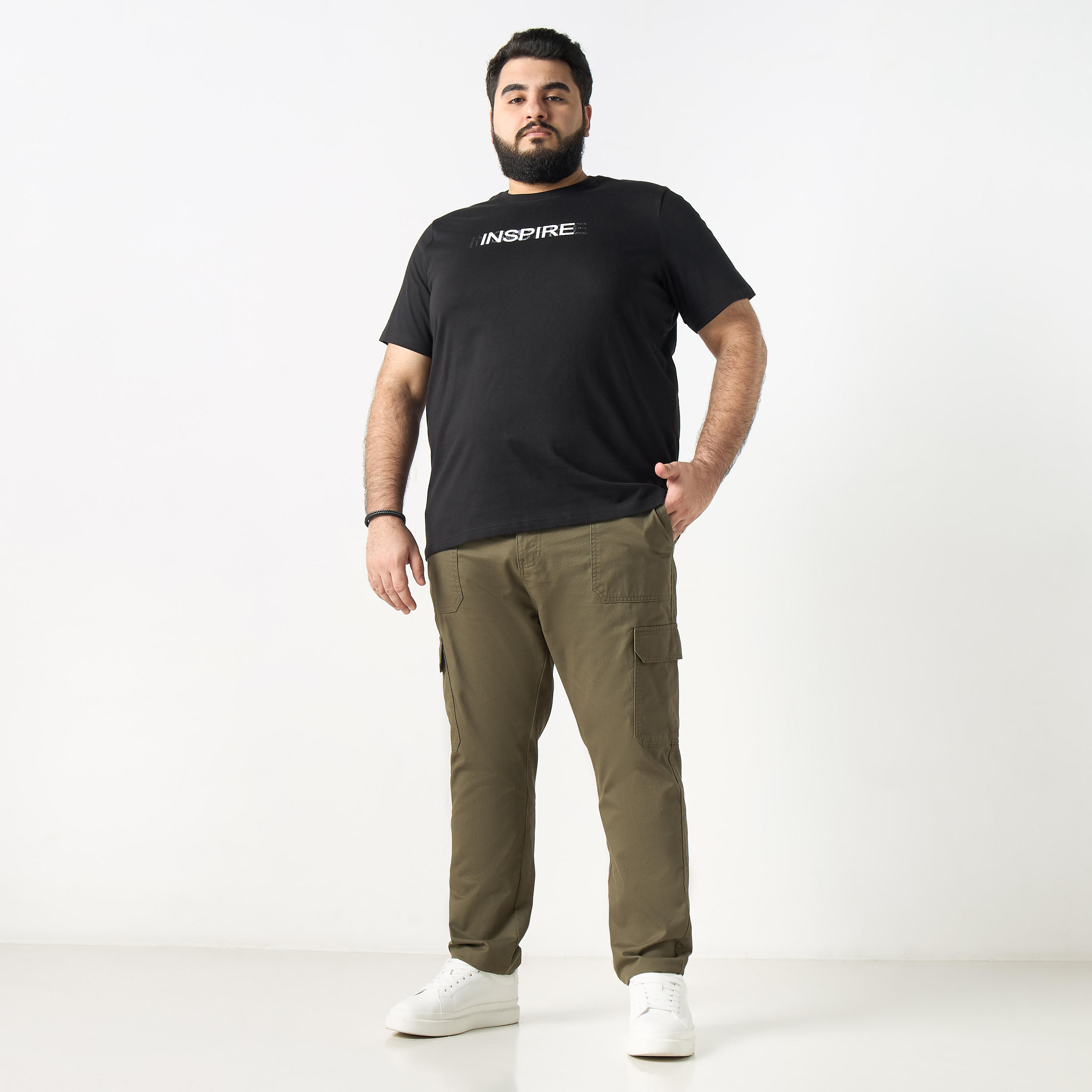 تيشيرت مقاس كبير بأكمام قصيرة وياقة ضيقة وطبعات تايبوجرافيك-men-clothing-tshirtsandpolos-tshirts-image-3