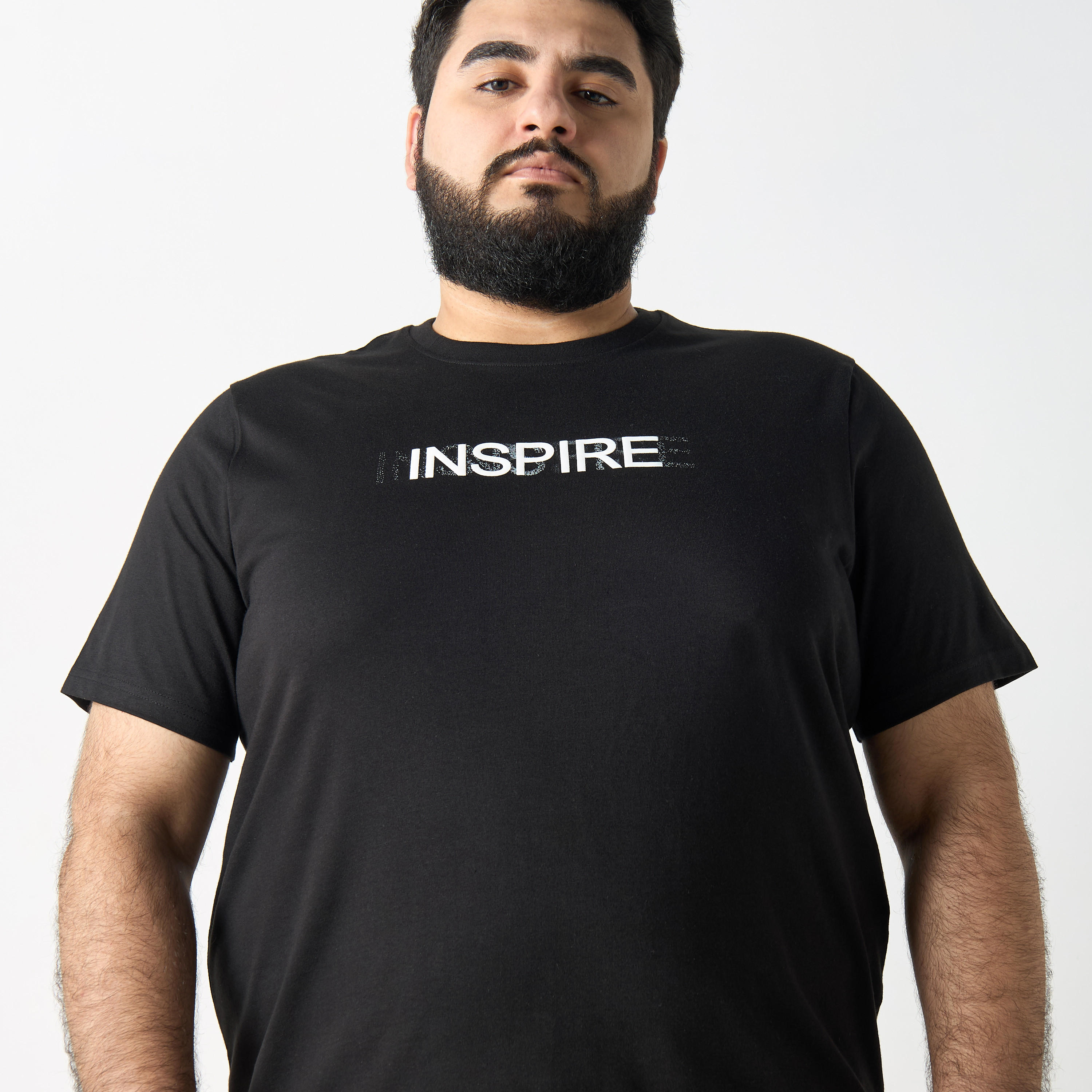 تيشيرت مقاس كبير بأكمام قصيرة وياقة ضيقة وطبعات تايبوجرافيك-men-clothing-tshirtsandpolos-tshirts-image-4