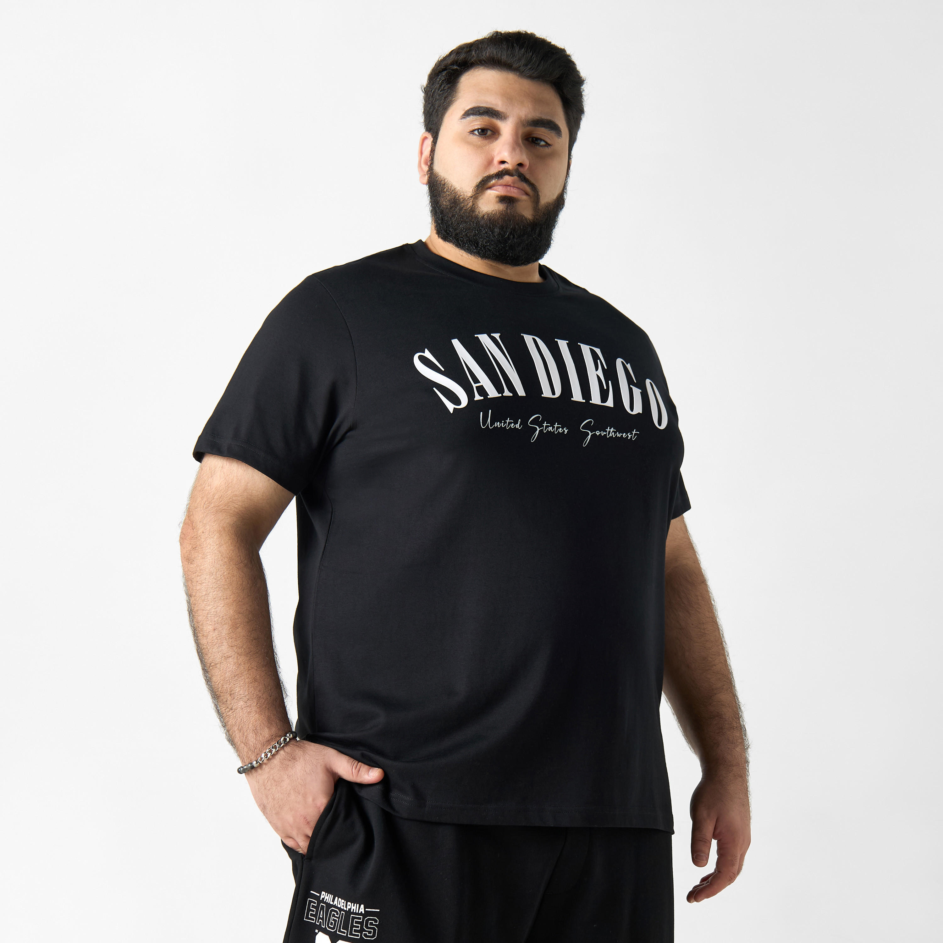 تيشيرت بأكمام قصيرة وياقة ضيقة وطبعات تايبوجرافيك مقاس كبير-men-clothing-tshirtsandpolos-tshirts-image-1