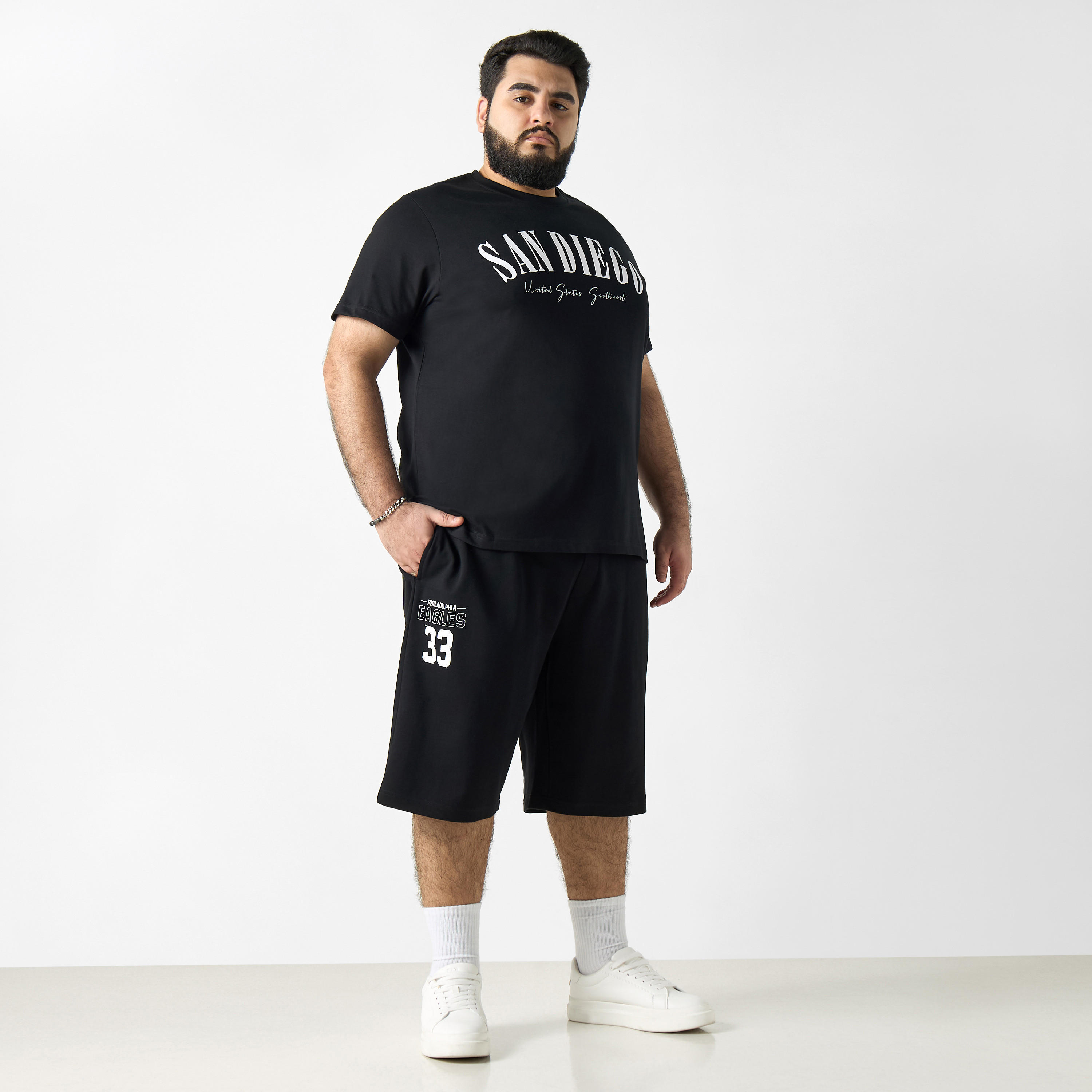 تيشيرت بأكمام قصيرة وياقة ضيقة وطبعات تايبوجرافيك مقاس كبير-men-clothing-tshirtsandpolos-tshirts-image-2