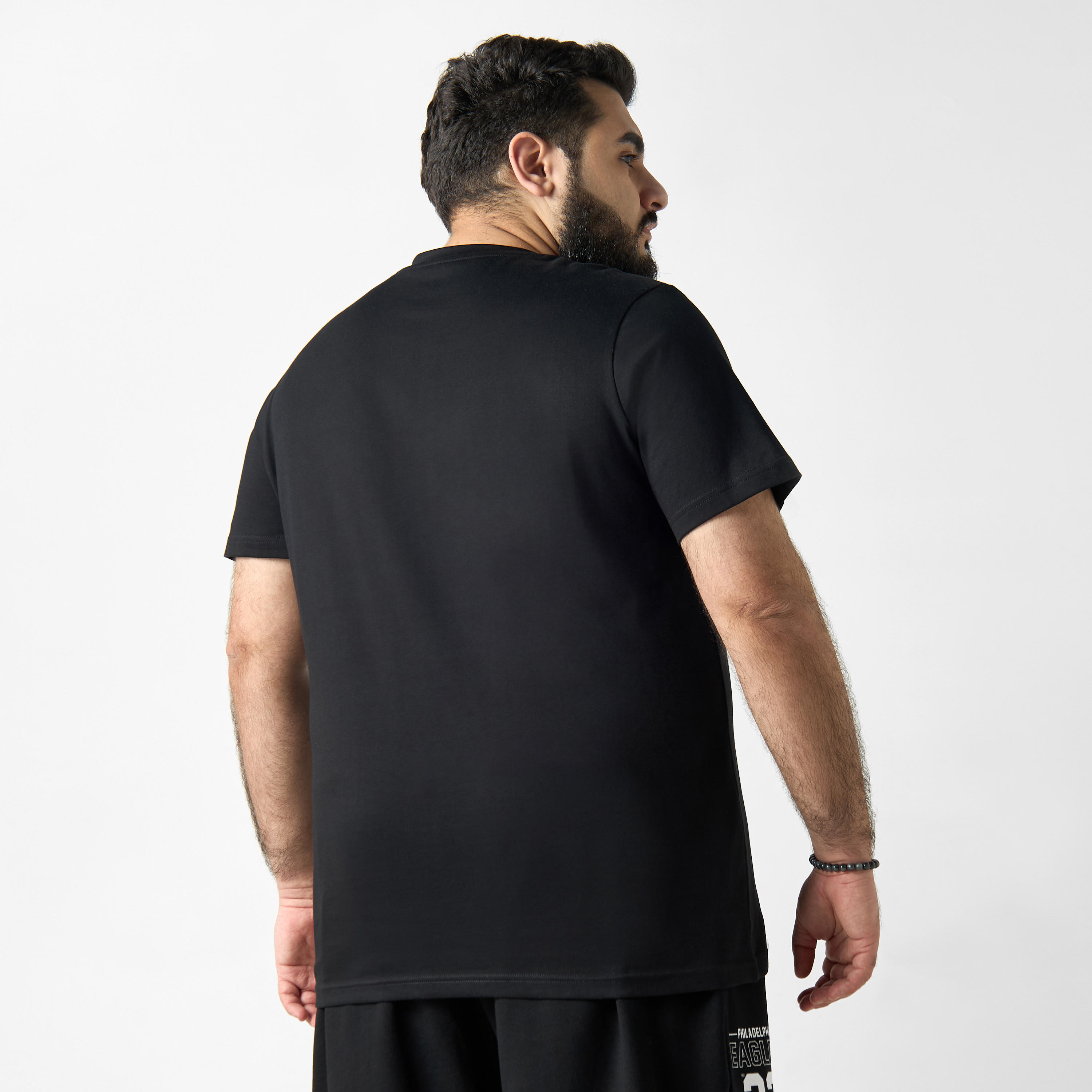 تيشيرت بأكمام قصيرة وياقة ضيقة وطبعات تايبوجرافيك مقاس كبير-men-clothing-tshirtsandpolos-tshirts-image-3