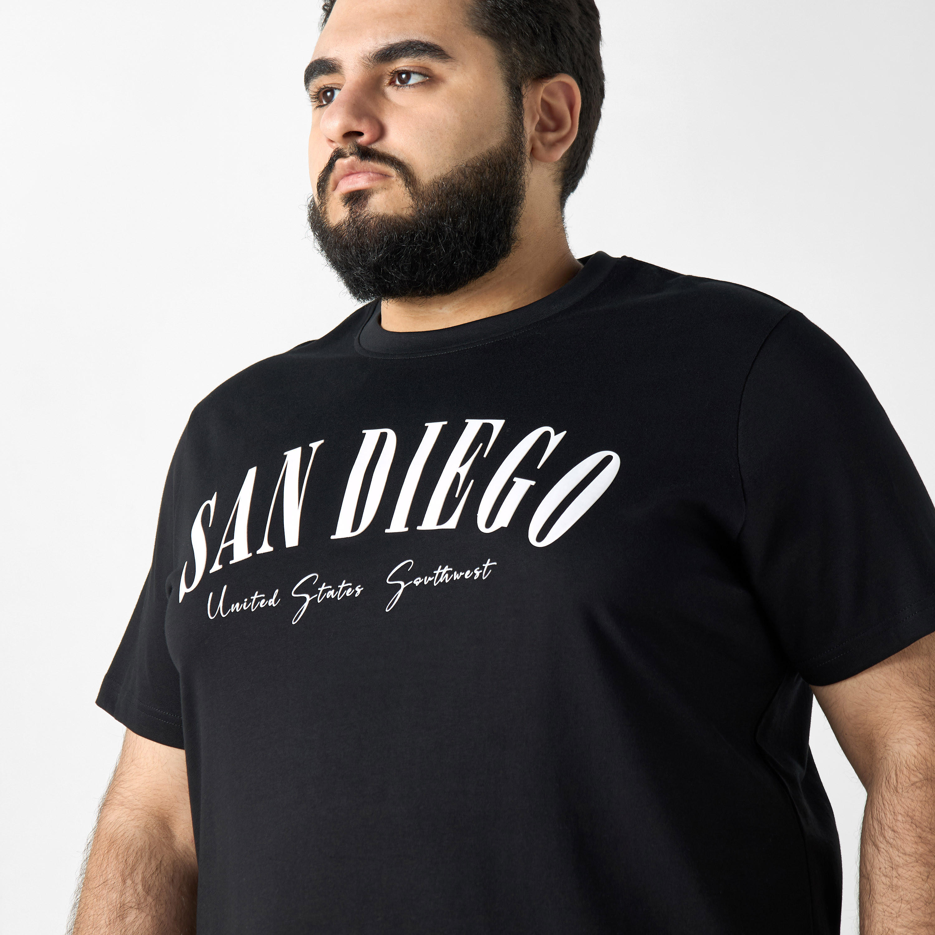 تيشيرت بأكمام قصيرة وياقة ضيقة وطبعات تايبوجرافيك مقاس كبير-men-clothing-tshirtsandpolos-tshirts-image-4