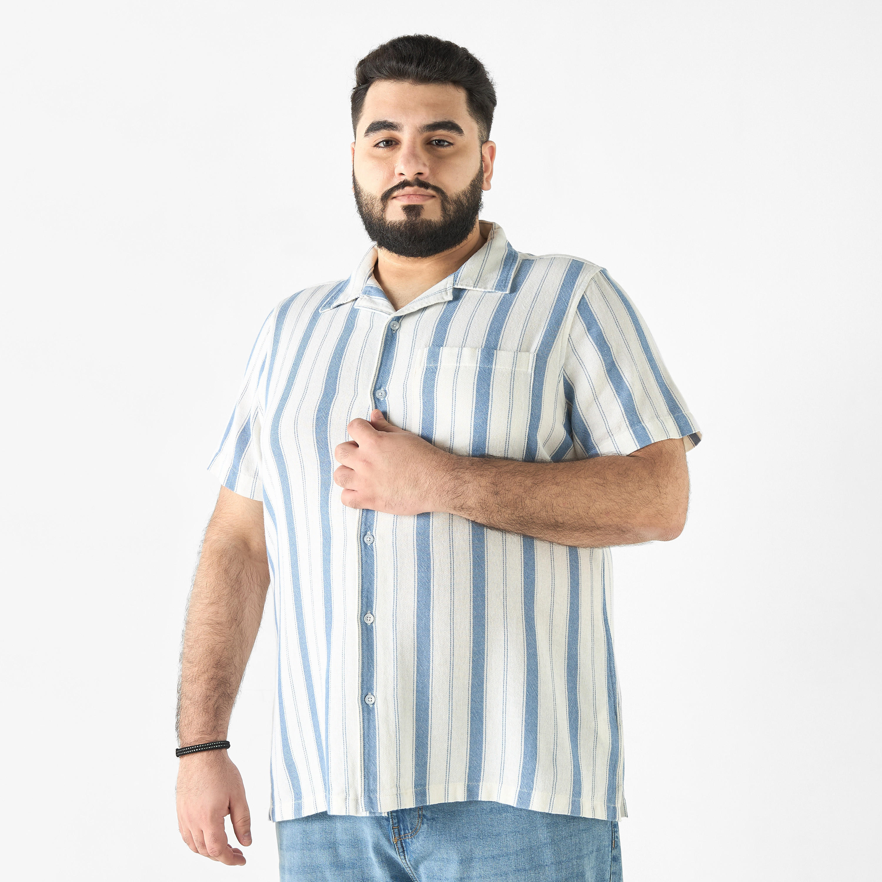 قميص مقاس كبير مقلم بياقة كامب وأكمام قصيرة وجيب-men-clothing-shirts-image-1
