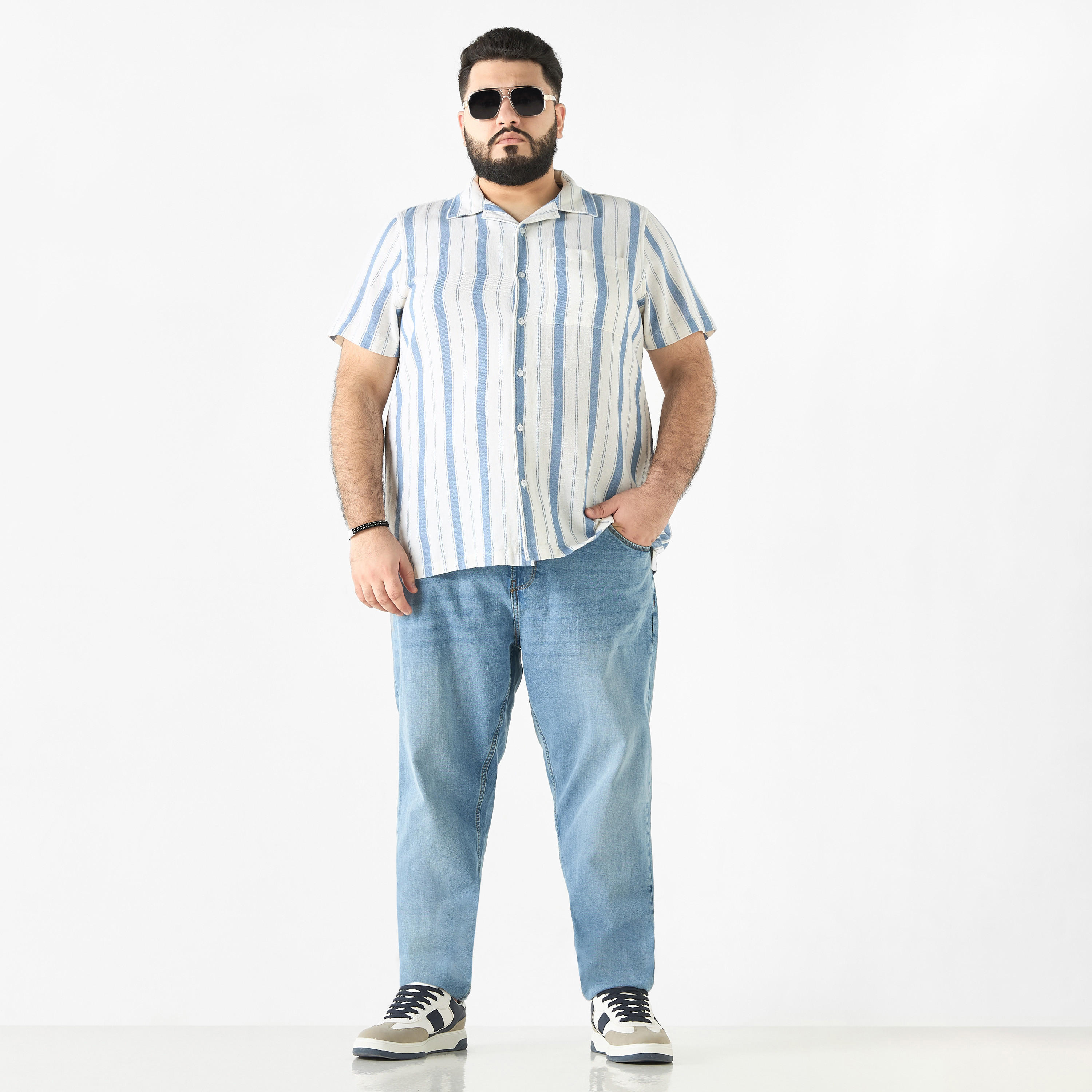 قميص مقاس كبير مقلم بياقة كامب وأكمام قصيرة وجيب-men-clothing-shirts-image-2