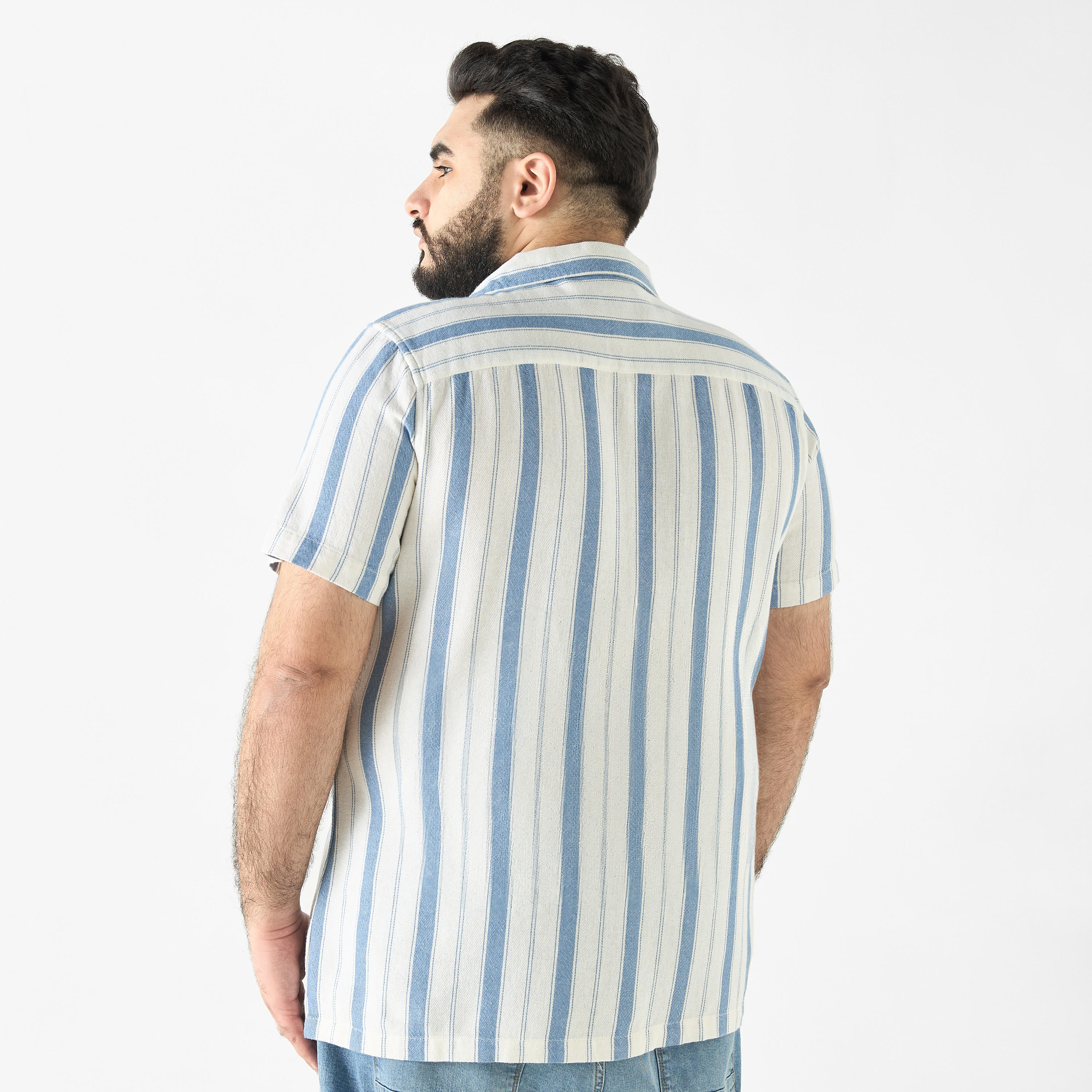 قميص مقاس كبير مقلم بياقة كامب وأكمام قصيرة وجيب-men-clothing-shirts-image-3