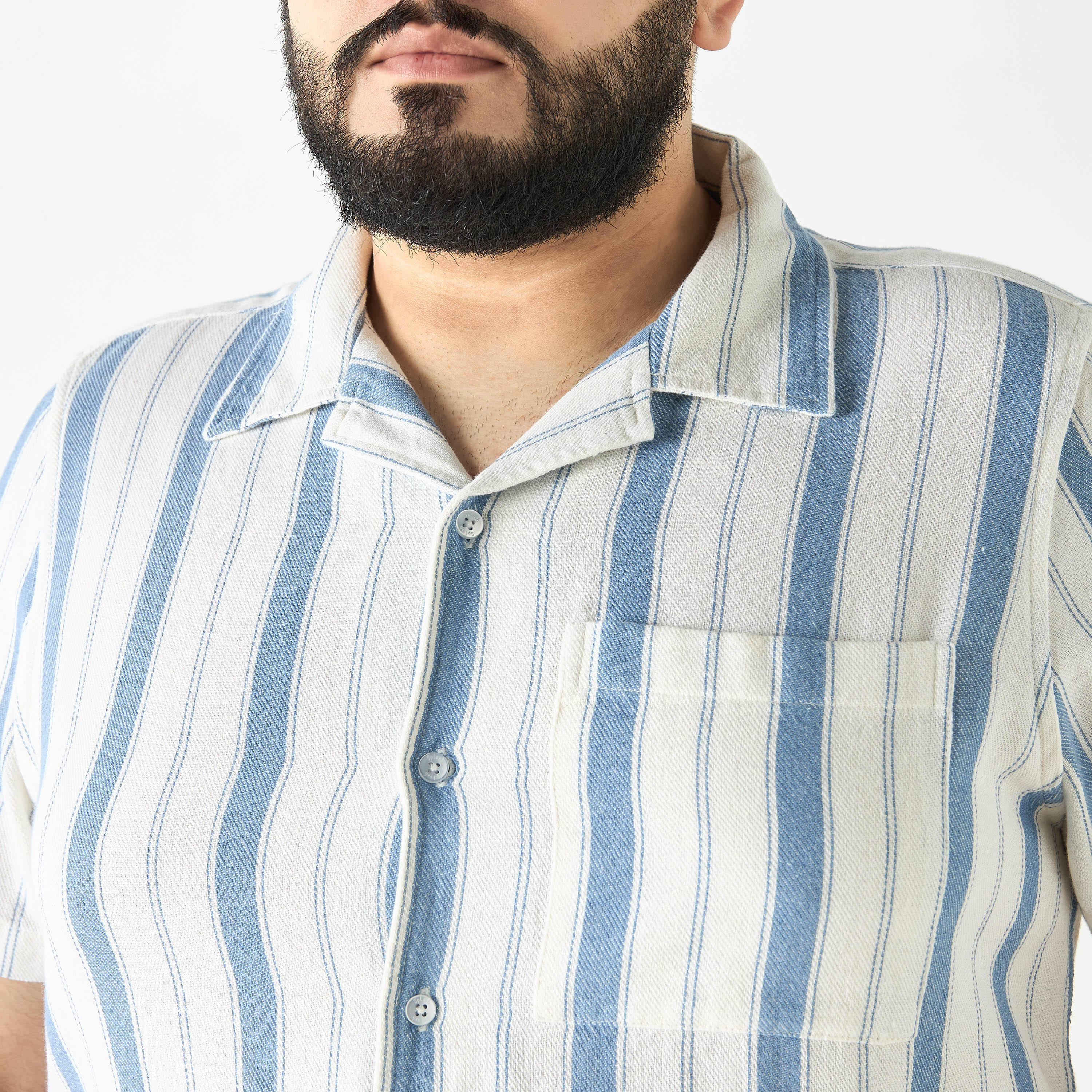 قميص مقاس كبير مقلم بياقة كامب وأكمام قصيرة وجيب-men-clothing-shirts-image-4