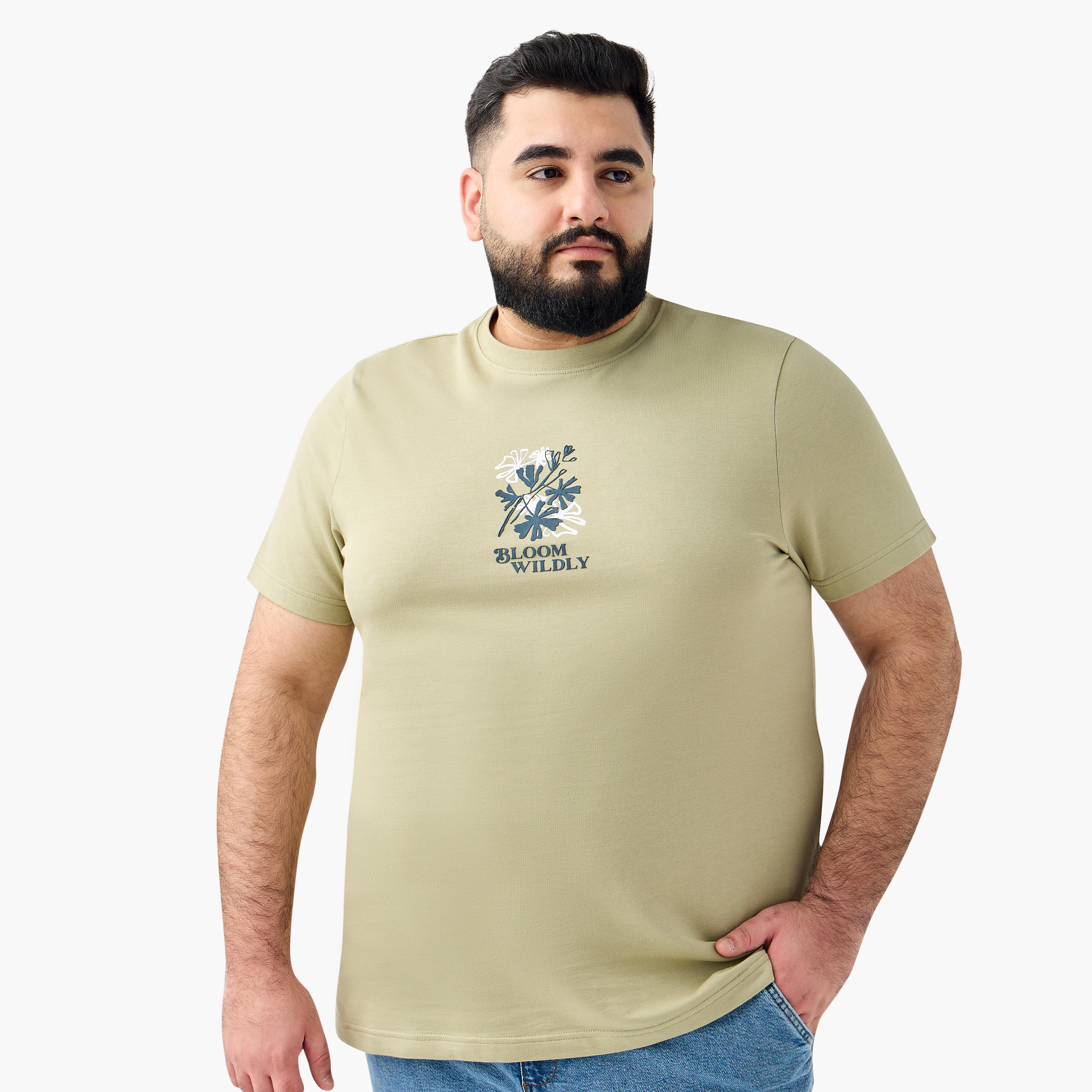 تيشيرت مقاس كبير بياقة ضيقة وأكمام قصيرة وطبعات تايبوجرافيك-men-clothing-tshirtsandpolos-tshirts-image-1
