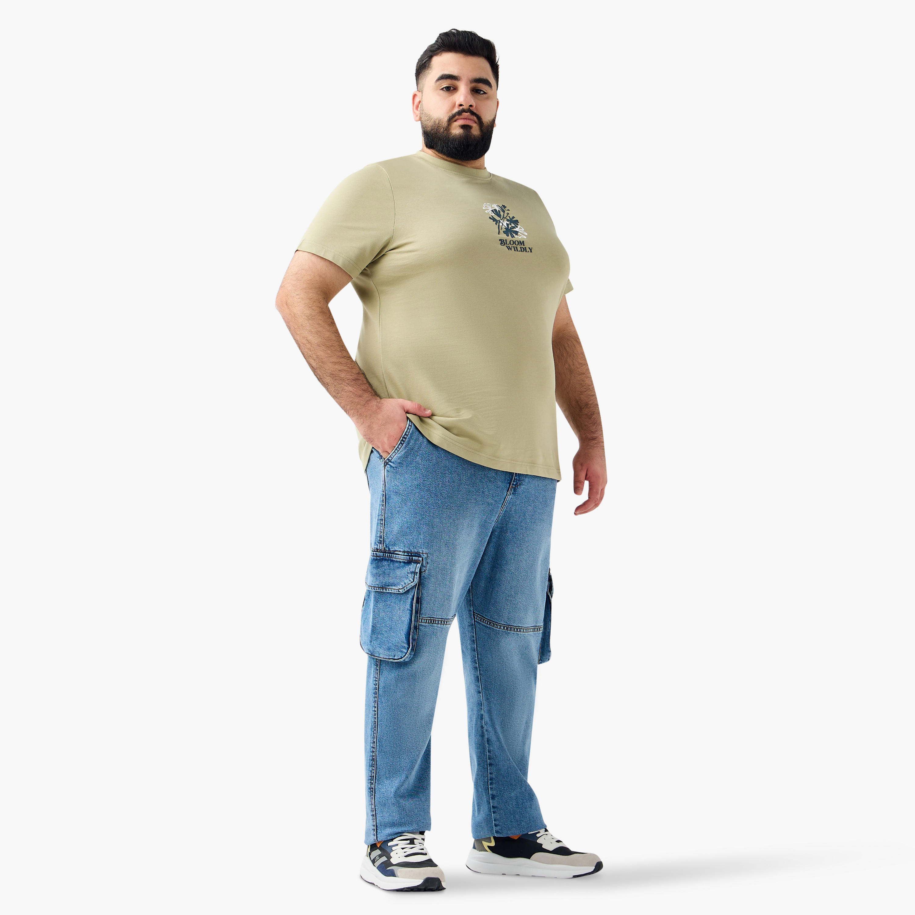 تيشيرت مقاس كبير بياقة ضيقة وأكمام قصيرة وطبعات تايبوجرافيك-men-clothing-tshirtsandpolos-tshirts-image-2