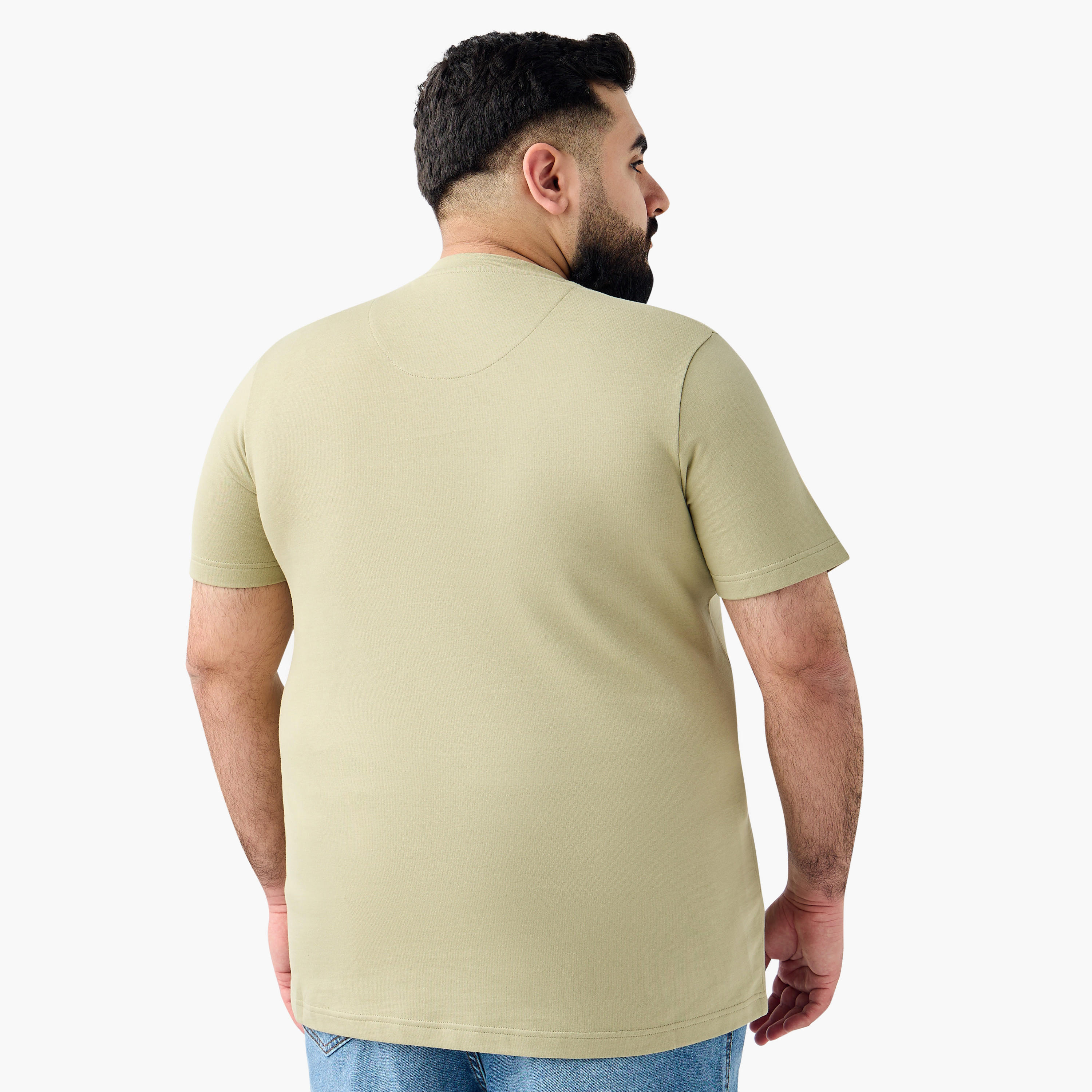 تيشيرت مقاس كبير بياقة ضيقة وأكمام قصيرة وطبعات تايبوجرافيك-men-clothing-tshirtsandpolos-tshirts-image-3