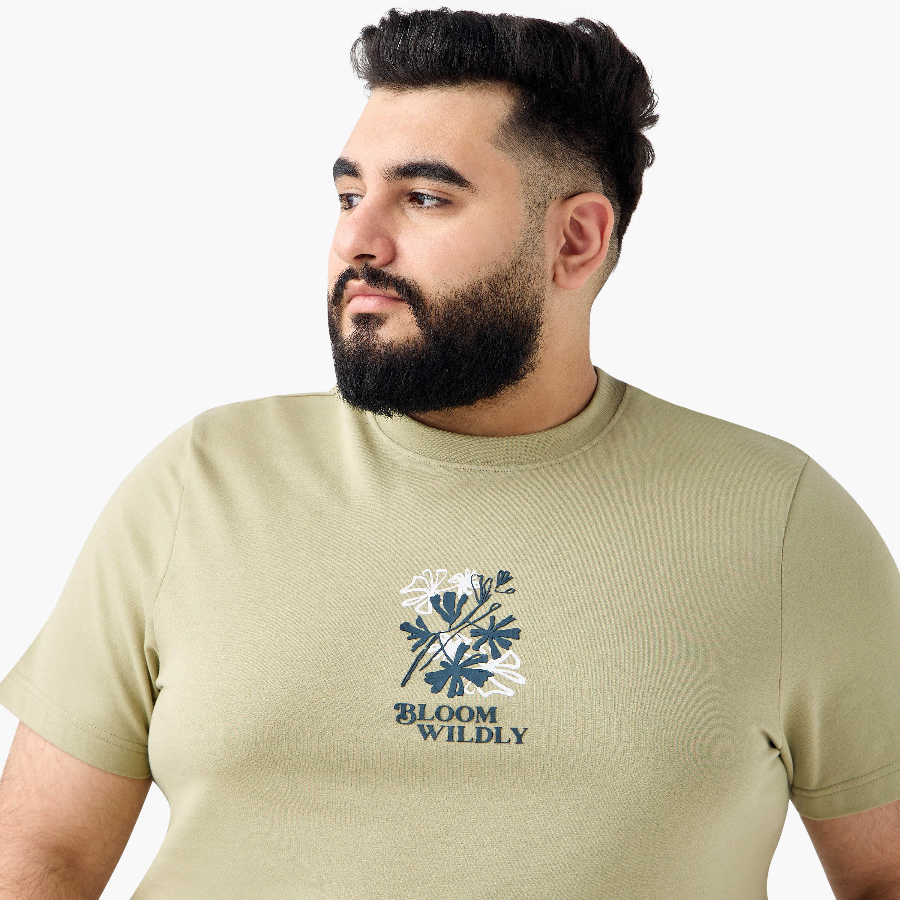 تيشيرت مقاس كبير بياقة ضيقة وأكمام قصيرة وطبعات تايبوجرافيك-men-clothing-tshirtsandpolos-tshirts-image-4