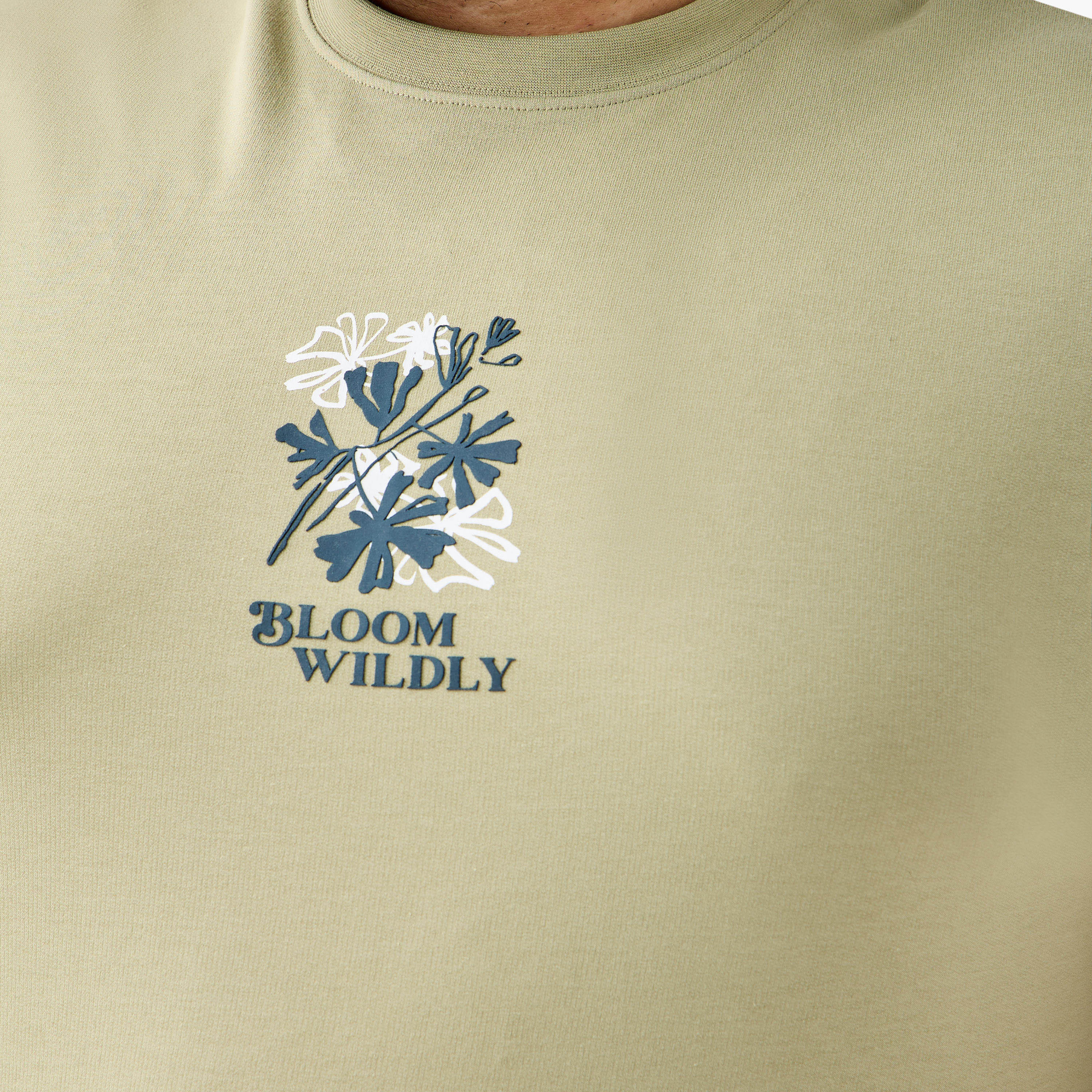 تيشيرت مقاس كبير بياقة ضيقة وأكمام قصيرة وطبعات تايبوجرافيك-men-clothing-tshirtsandpolos-tshirts-image-5