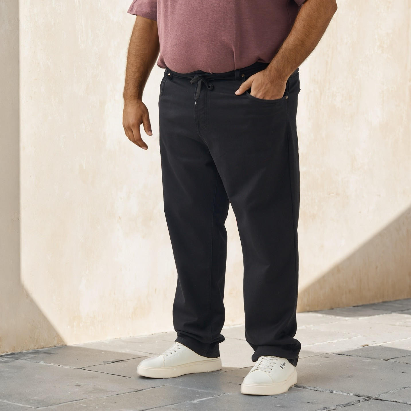 بنطلون جينز مقاس كبير بقصّة مريحة وخصر مطاطي وجيوب-men-clothing-bottoms-jeans-image-1