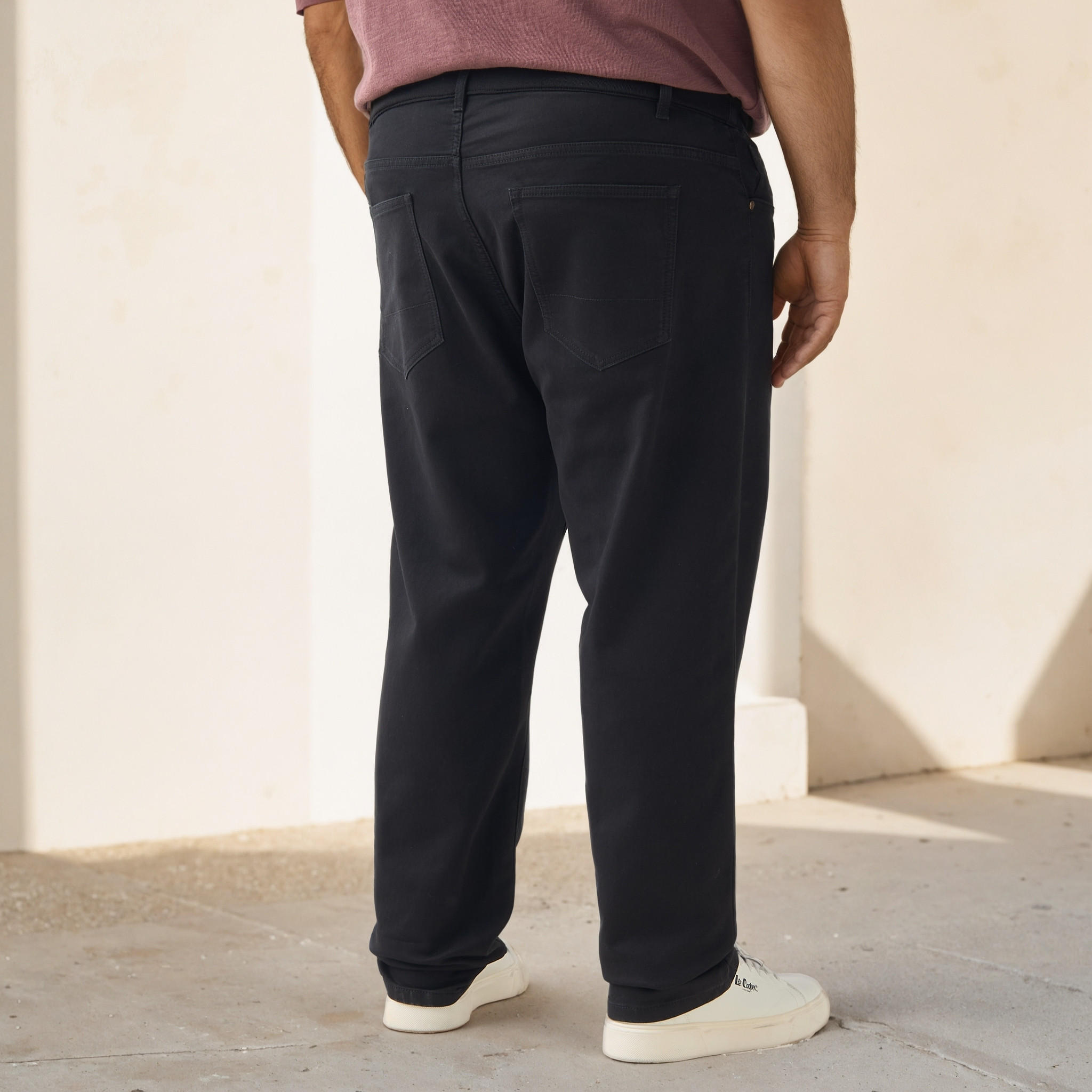 بنطلون جينز مقاس كبير بقصّة مريحة وخصر مطاطي وجيوب-men-clothing-bottoms-jeans-image-3