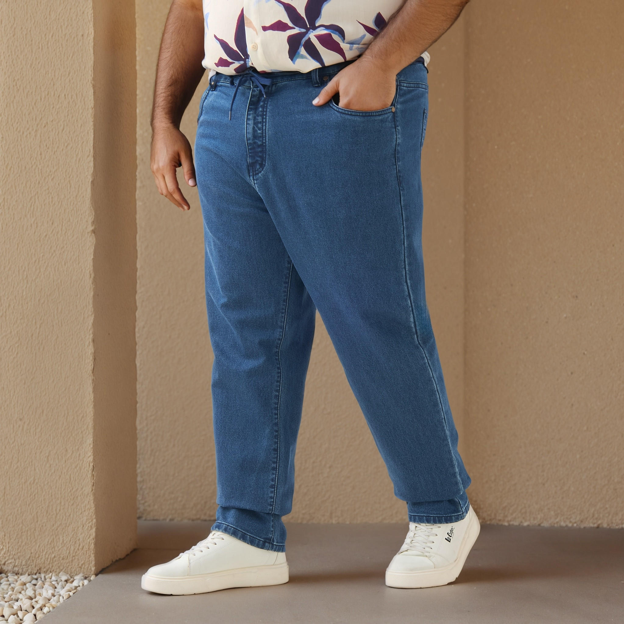 بنطلون جينز مقاس كبير بقصّة مريحة وخصر مطاطي وجيوب-men-clothing-bottoms-jeans-image-5