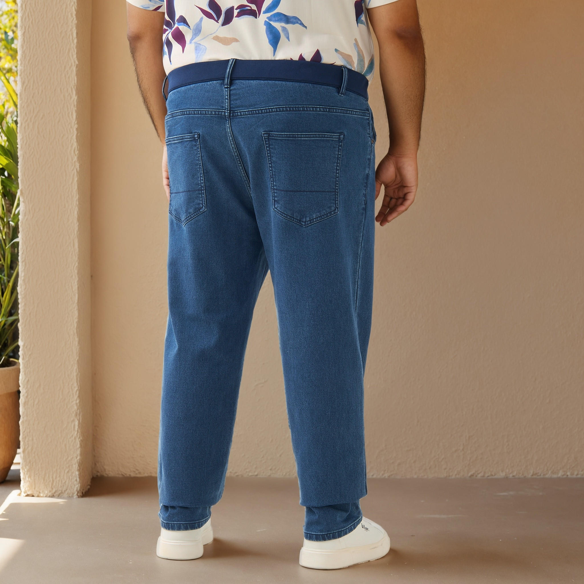 بنطلون جينز مقاس كبير بقصّة مريحة وخصر مطاطي وجيوب-men-clothing-bottoms-jeans-image-3