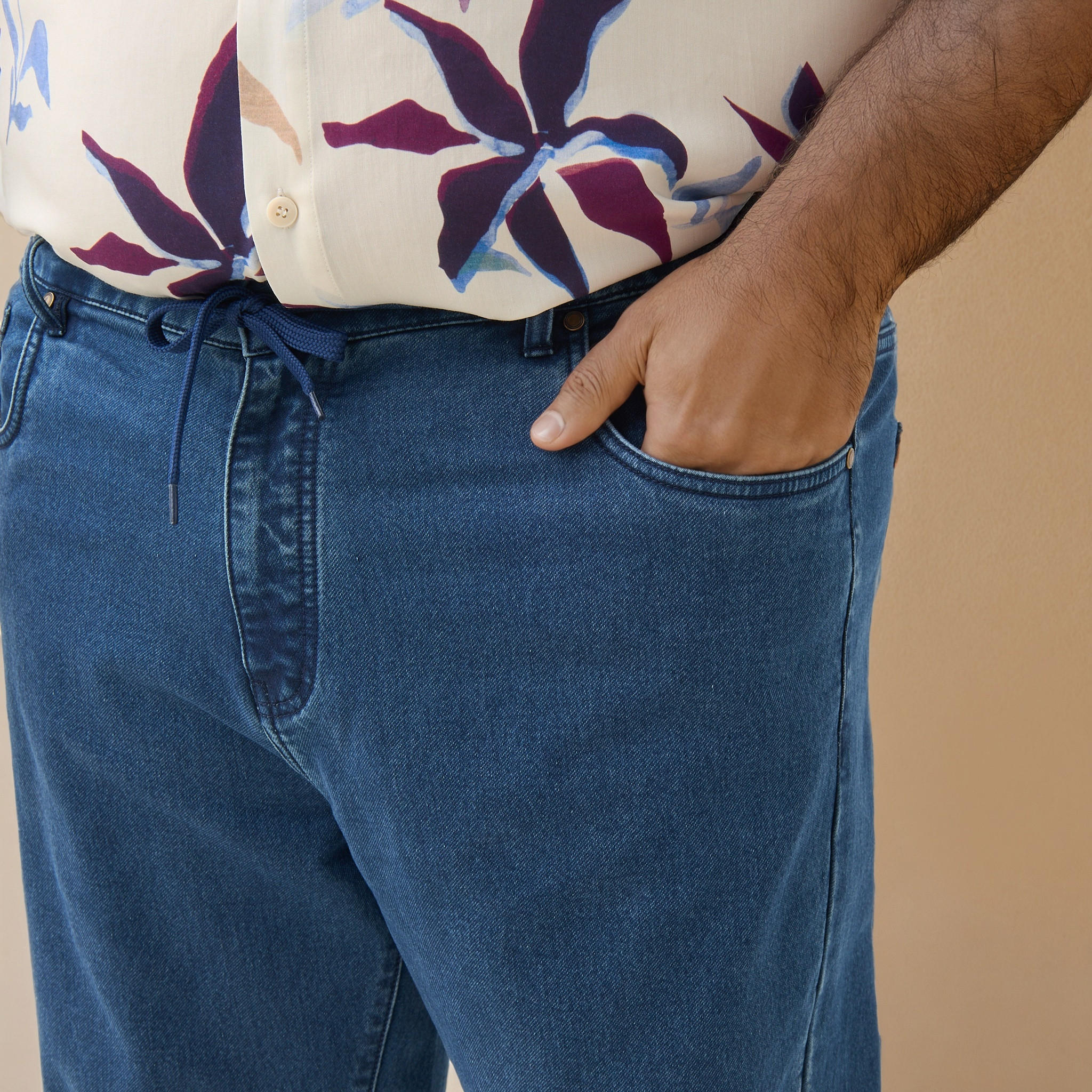 بنطلون جينز مقاس كبير بقصّة مريحة وخصر مطاطي وجيوب-men-clothing-bottoms-jeans-image-2