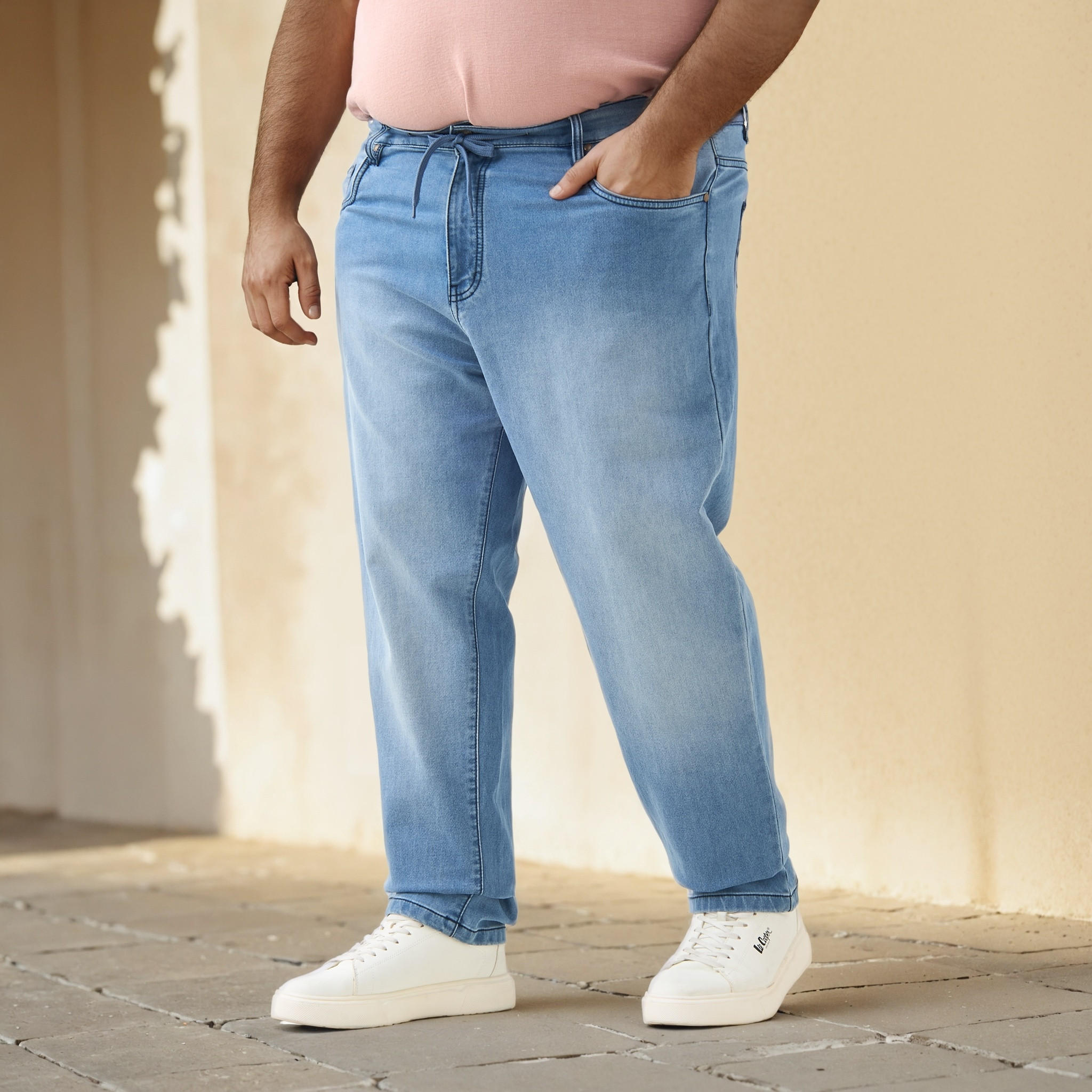 بنطلون جينز مقاس كبير بقصّة مريحة وخصر مطاطي وجيوب-men-clothing-bottoms-jeans-image-5
