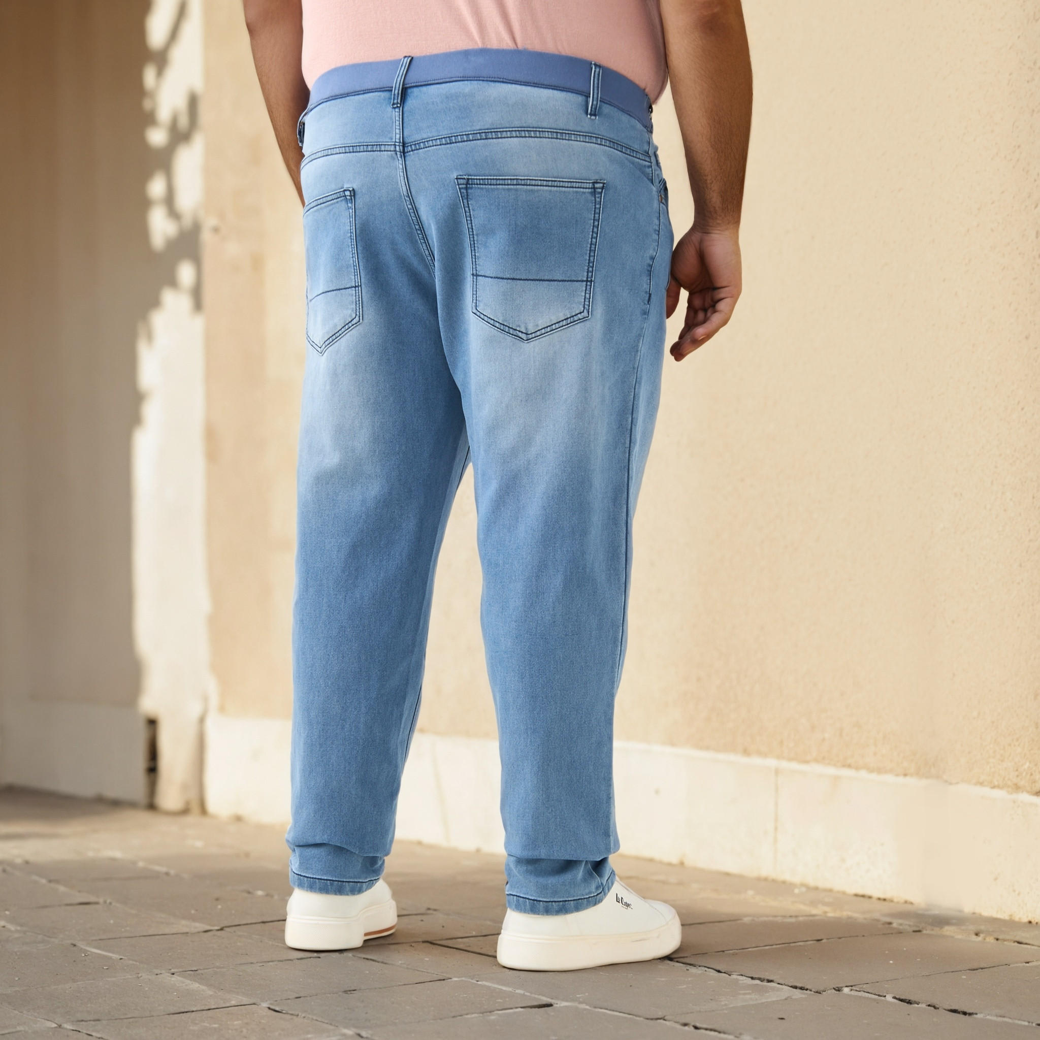 بنطلون جينز مقاس كبير بقصّة مريحة وخصر مطاطي وجيوب-men-clothing-bottoms-jeans-image-3