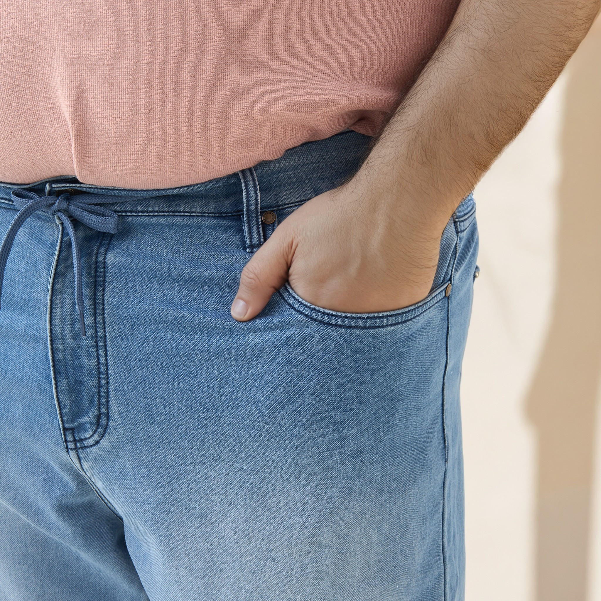 بنطلون جينز مقاس كبير بقصّة مريحة وخصر مطاطي وجيوب-men-clothing-bottoms-jeans-image-2