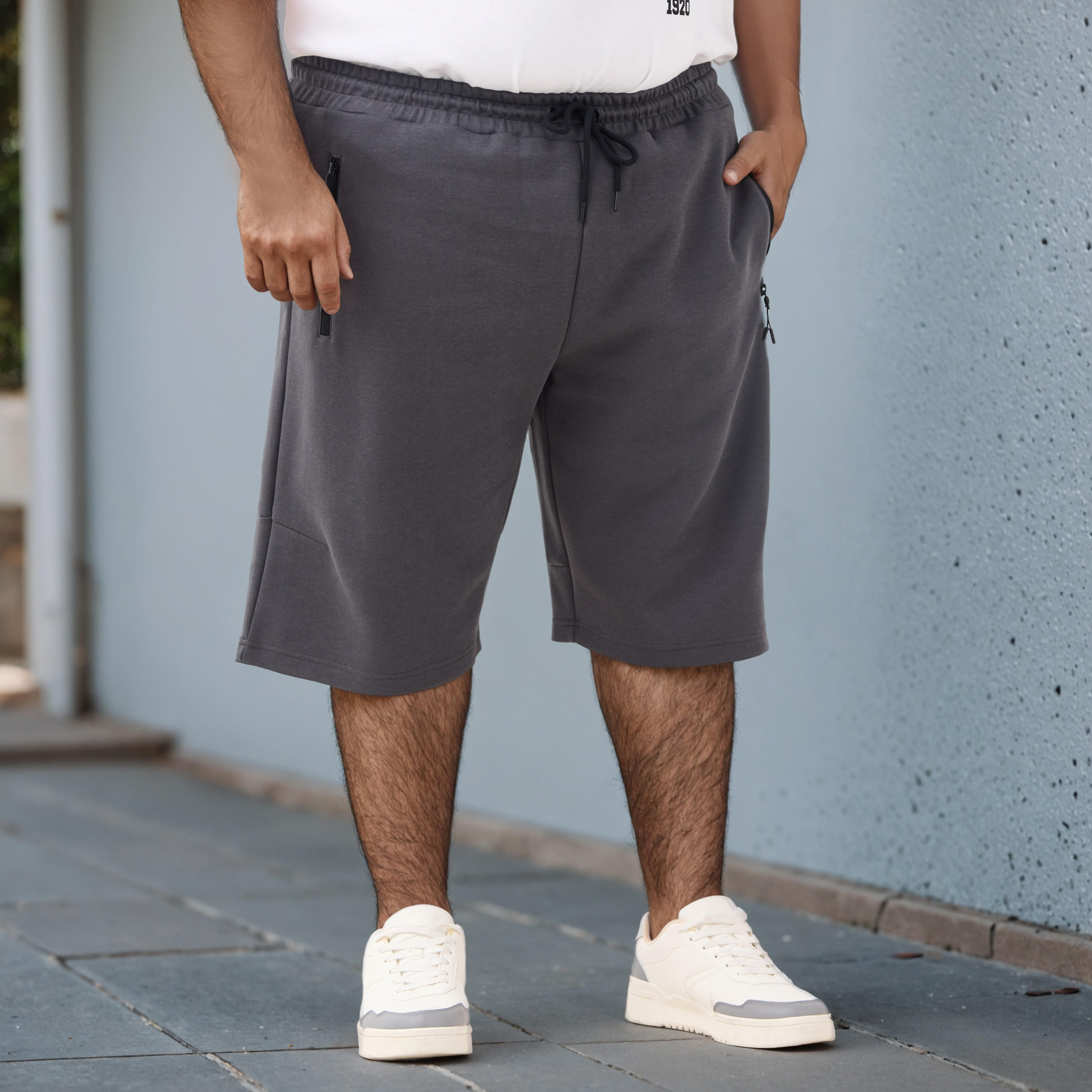 شورت مقاس كبير بقصّة عادية وخصر مطاطي-men-clothing-bottoms-shorts-image-1