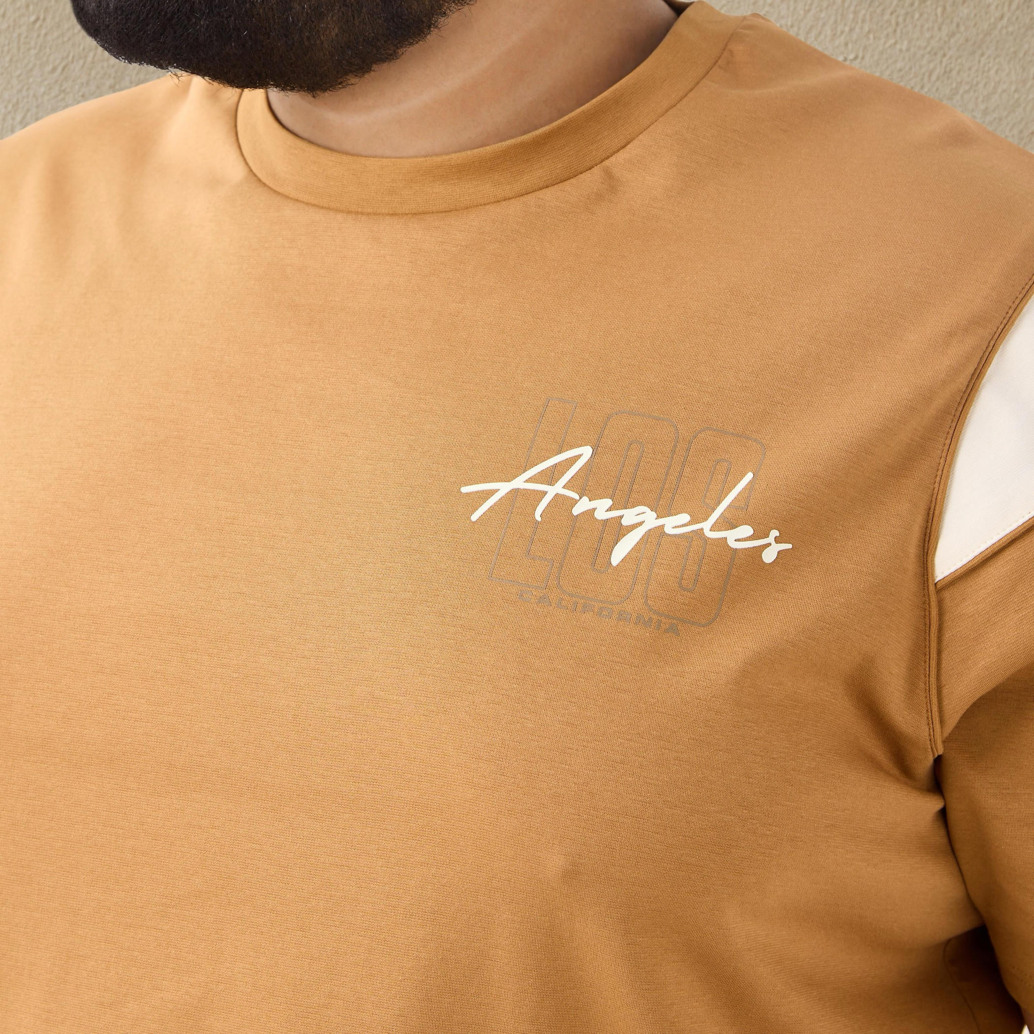 تيشيرت مقاس كبير بنمط مقصوص ومخيط وياقة ضيقة-men-clothing-tshirtsandpolos-tshirts-image-4