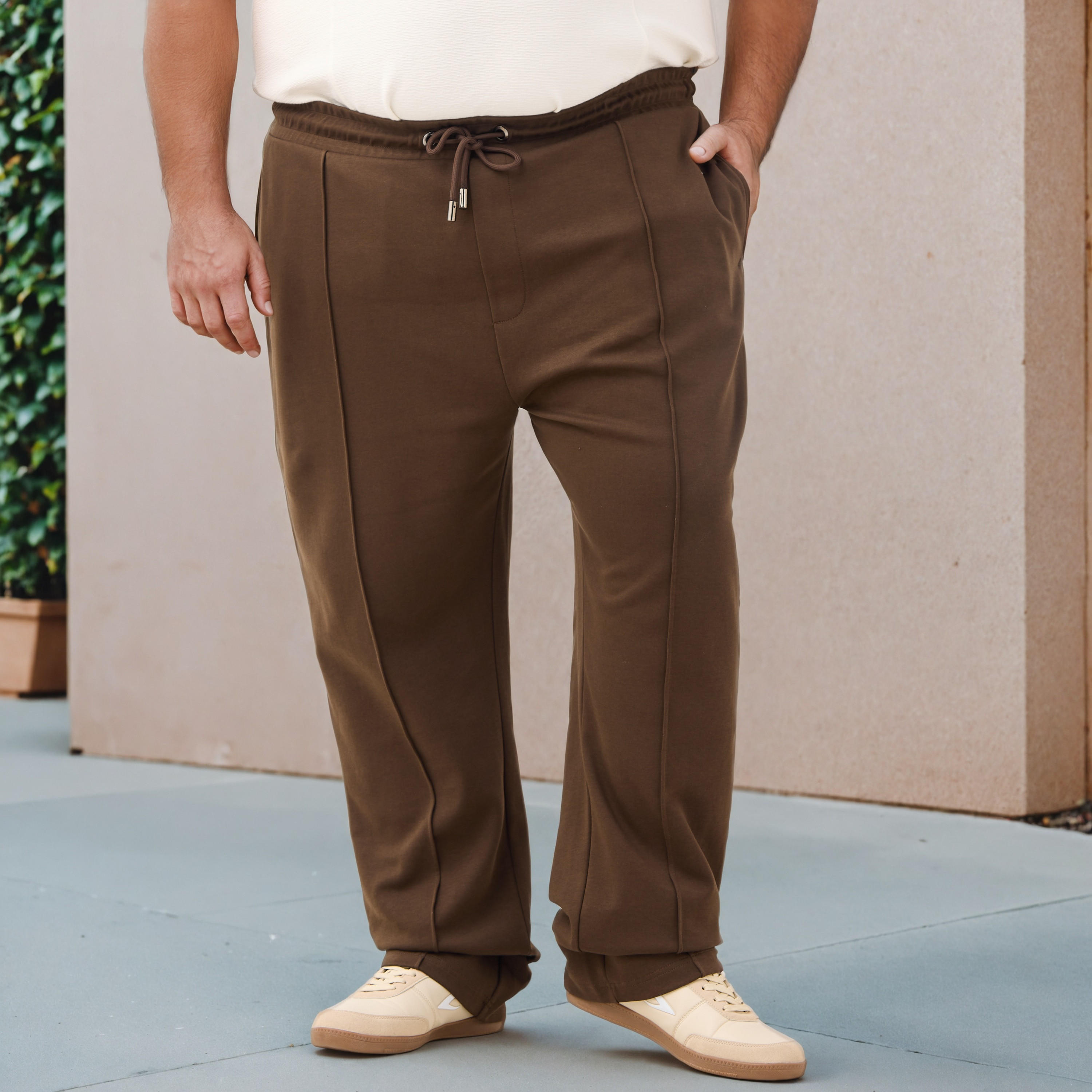 بنطلون رياضي بمقاس كبير بتفاصيل خطوط وجوانب مرنة عند الخصر-men-clothing-bottoms-joggers-image-1
