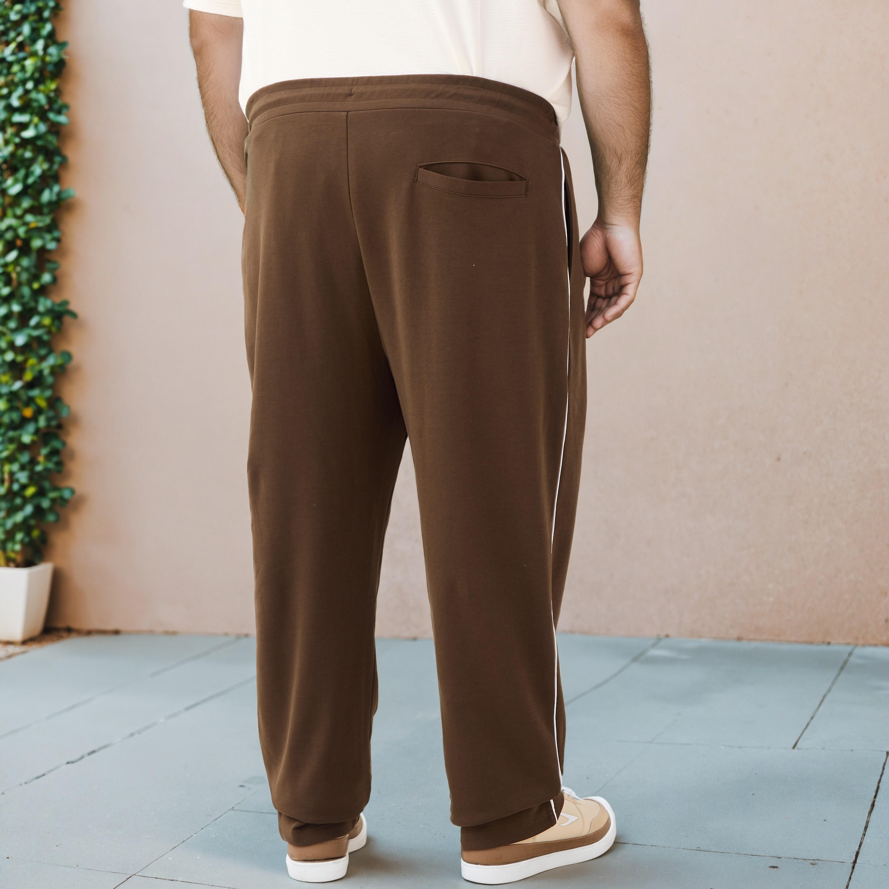 بنطلون رياضي بمقاس كبير بتفاصيل خطوط وجوانب مرنة عند الخصر-men-clothing-bottoms-joggers-image-3