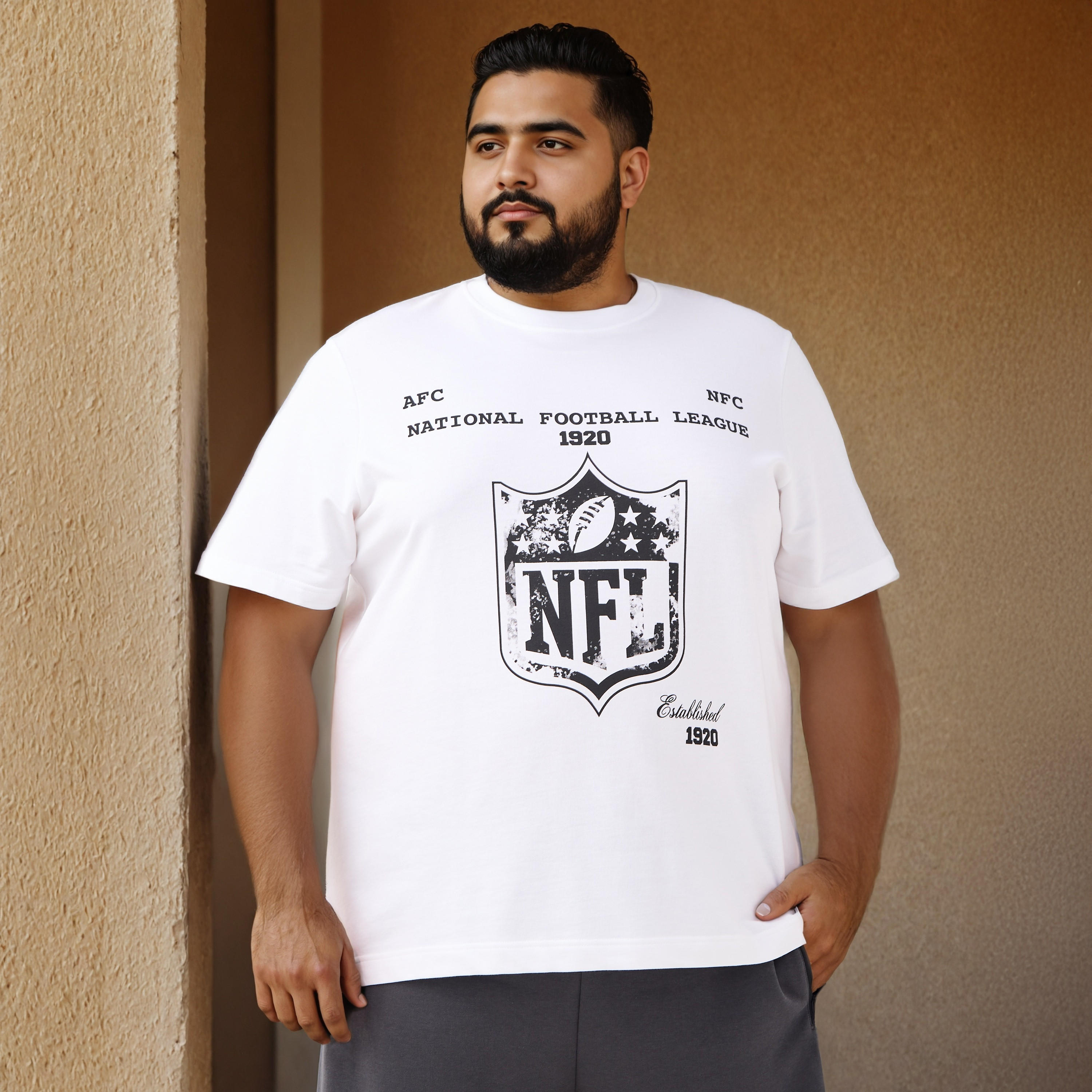 تيشيرت بياقة ضيقة وطبعات مقاس كبير-men-clothing-tshirtsandpolos-tshirts-image-1