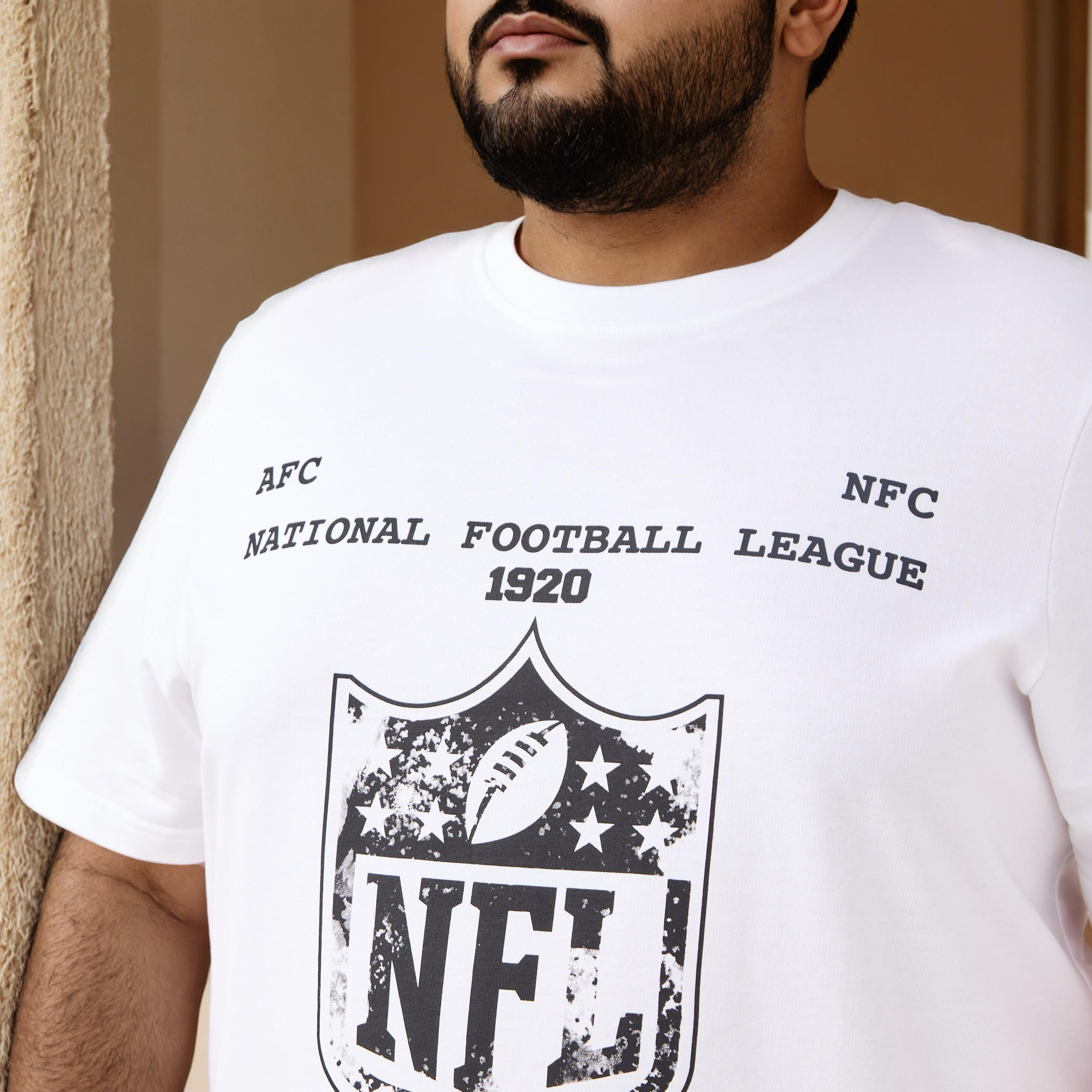 تيشيرت بياقة ضيقة وطبعات مقاس كبير-men-clothing-tshirtsandpolos-tshirts-image-4