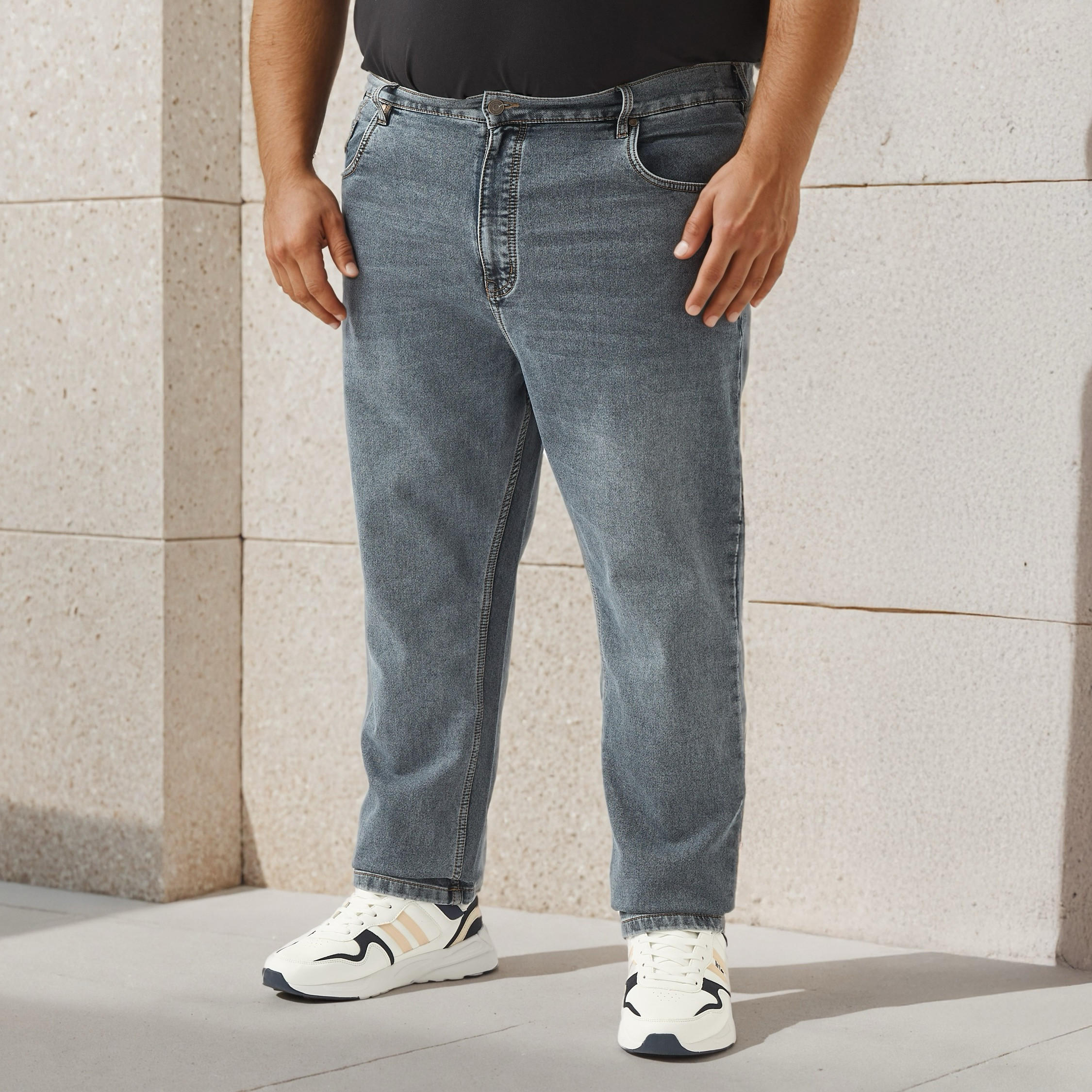 بنطلون جينز مقاس كبير بقصة عادية وخصر مرن-men-clothing-bottoms-jeans-image-1