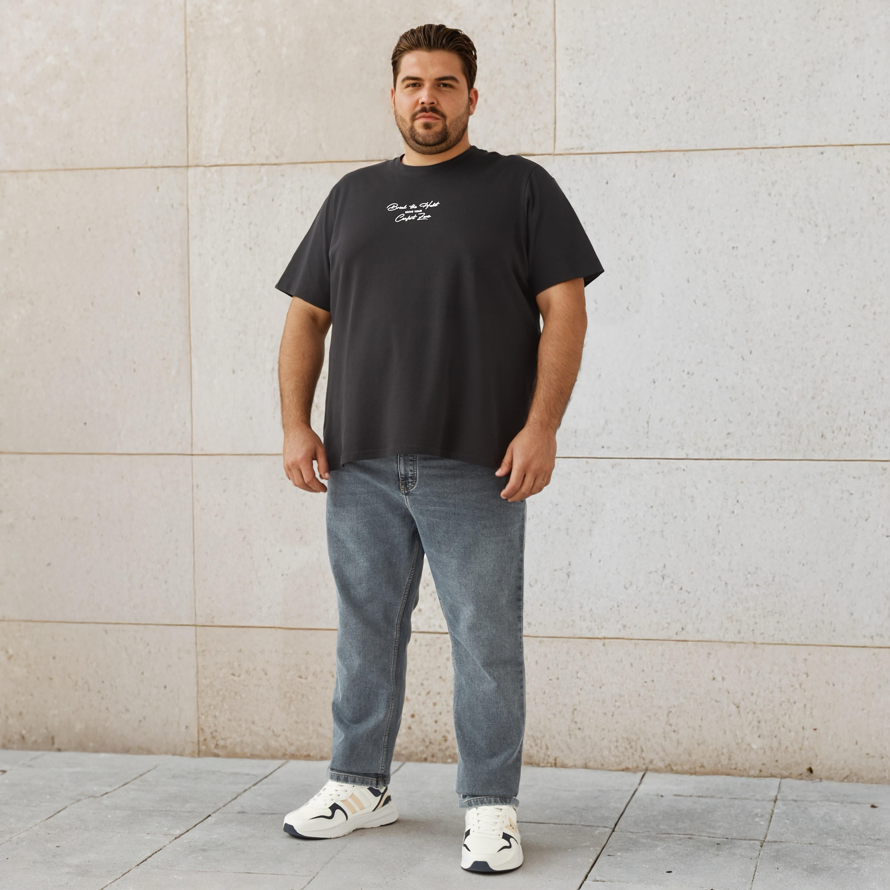 بنطلون جينز مقاس كبير بقصة عادية وخصر مرن-men-clothing-bottoms-jeans-image-2