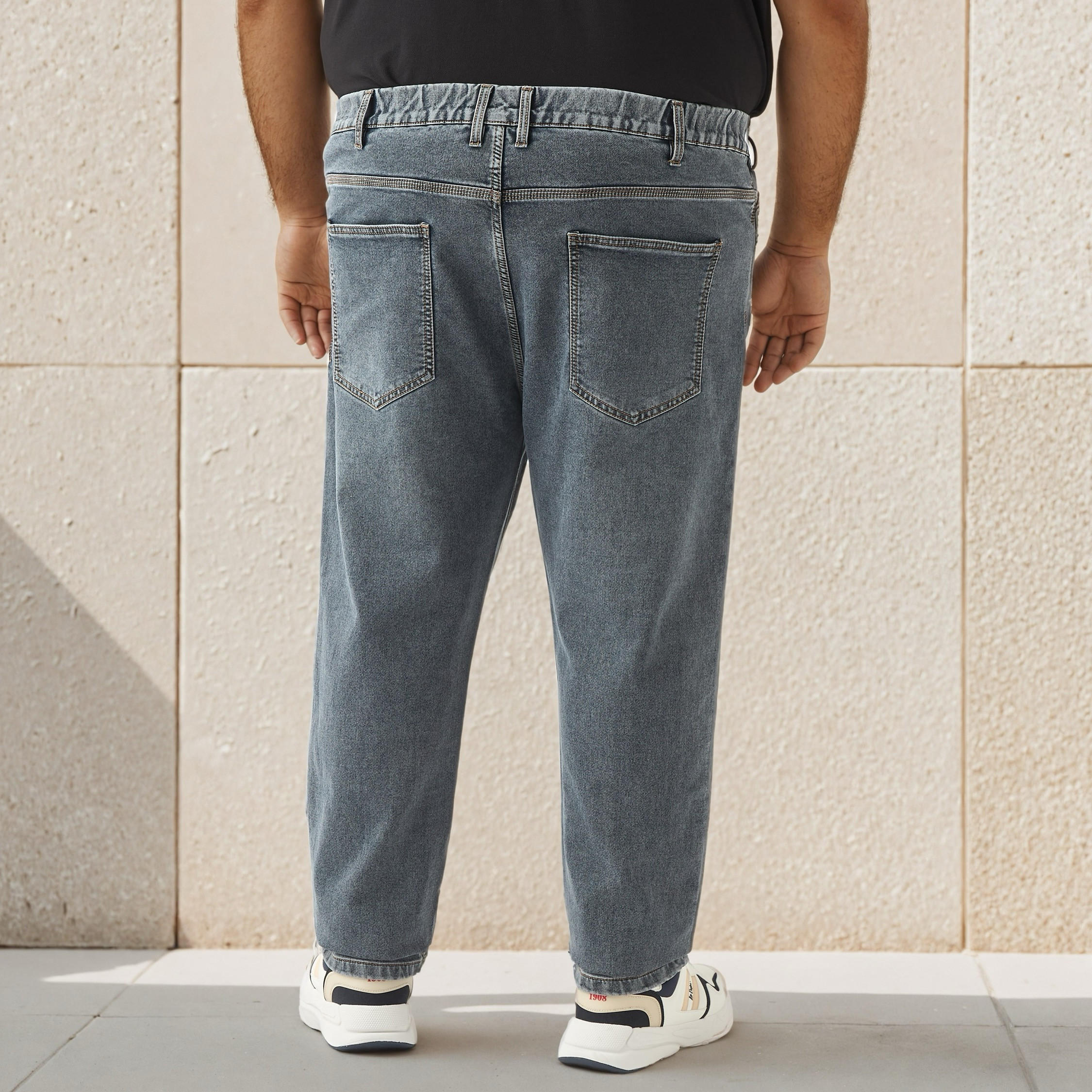 بنطلون جينز مقاس كبير بقصة عادية وخصر مرن-men-clothing-bottoms-jeans-image-3