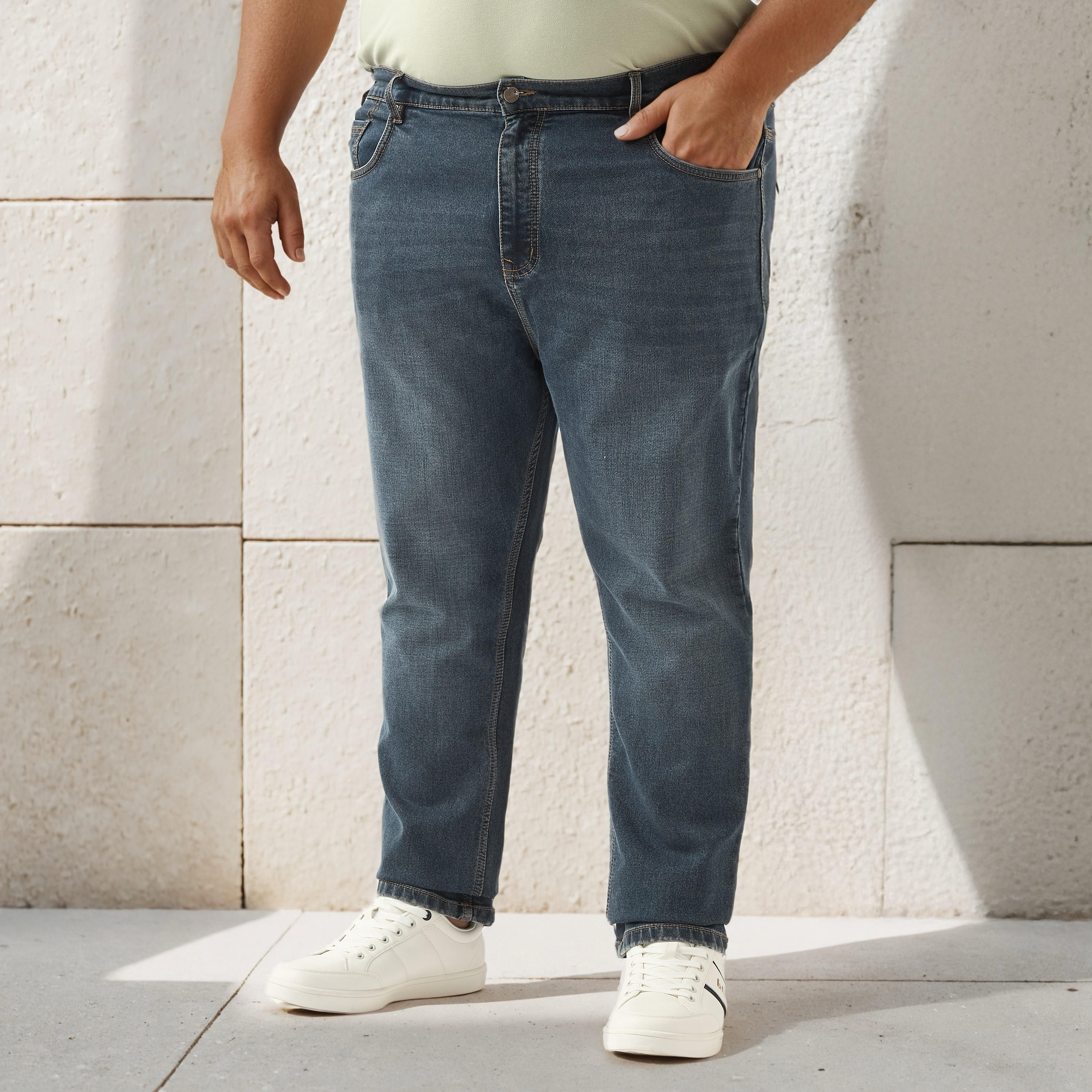 بنطلون جينز مقاس كبير بقصة عادية وخصر مرن-men-clothing-bottoms-jeans-image-1